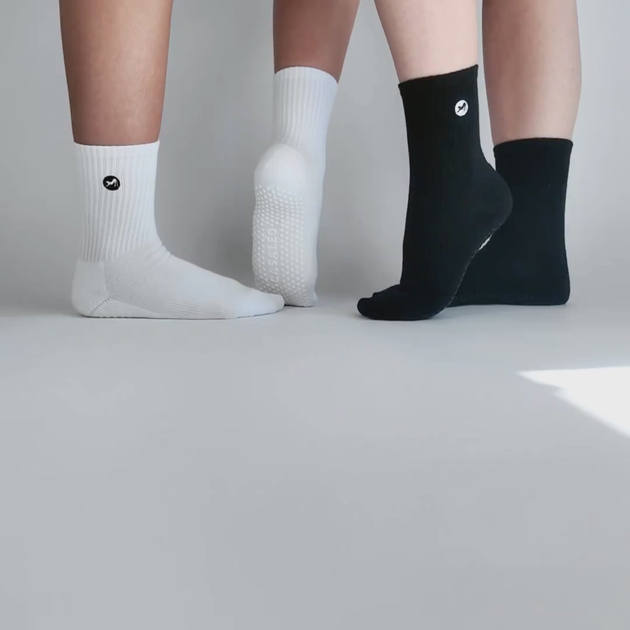 CASALEO Grip Socken in Schwarz und Weiß vor der Foto Leinwand