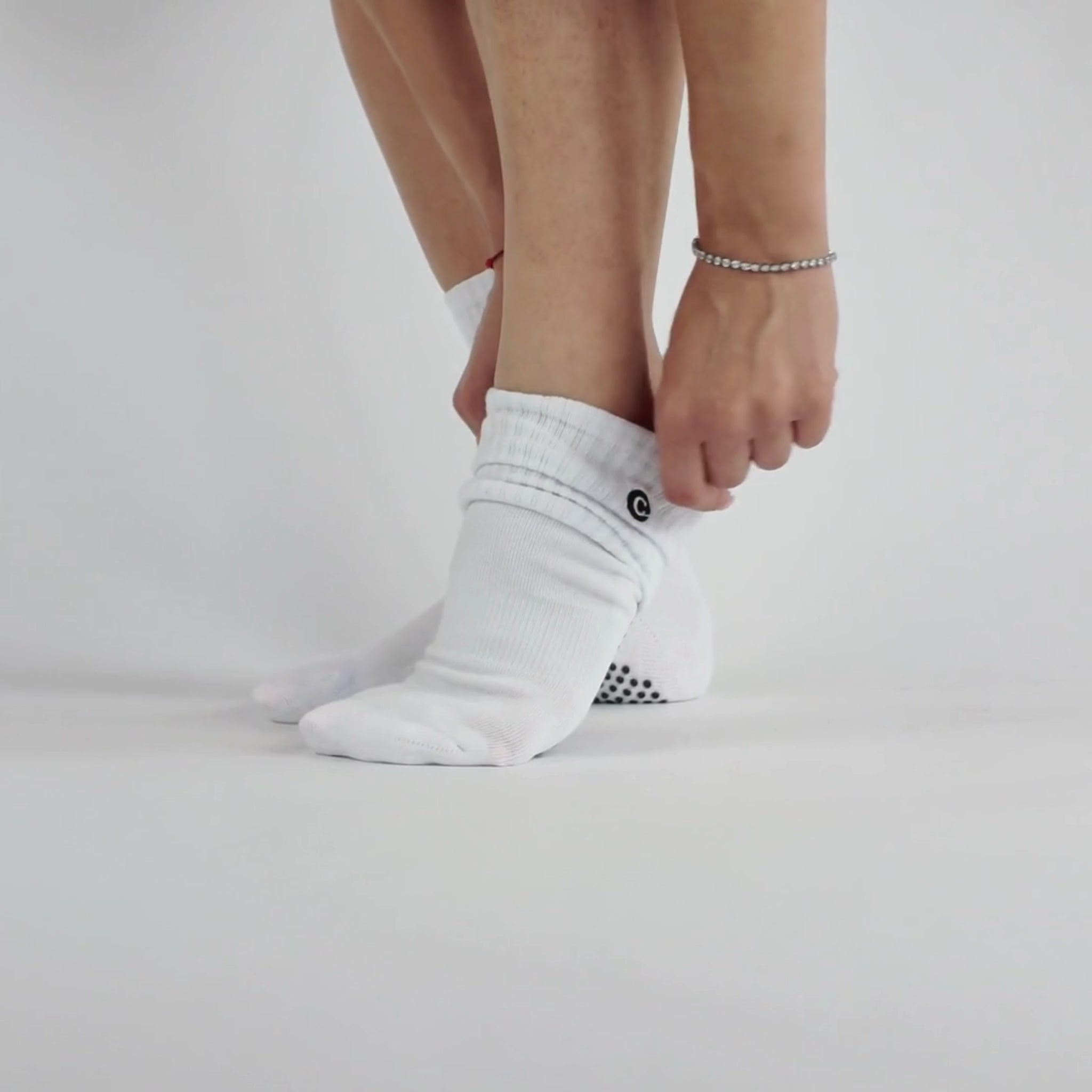 Video wie die CASALEO Grip Socke in Weiß angezogen wird