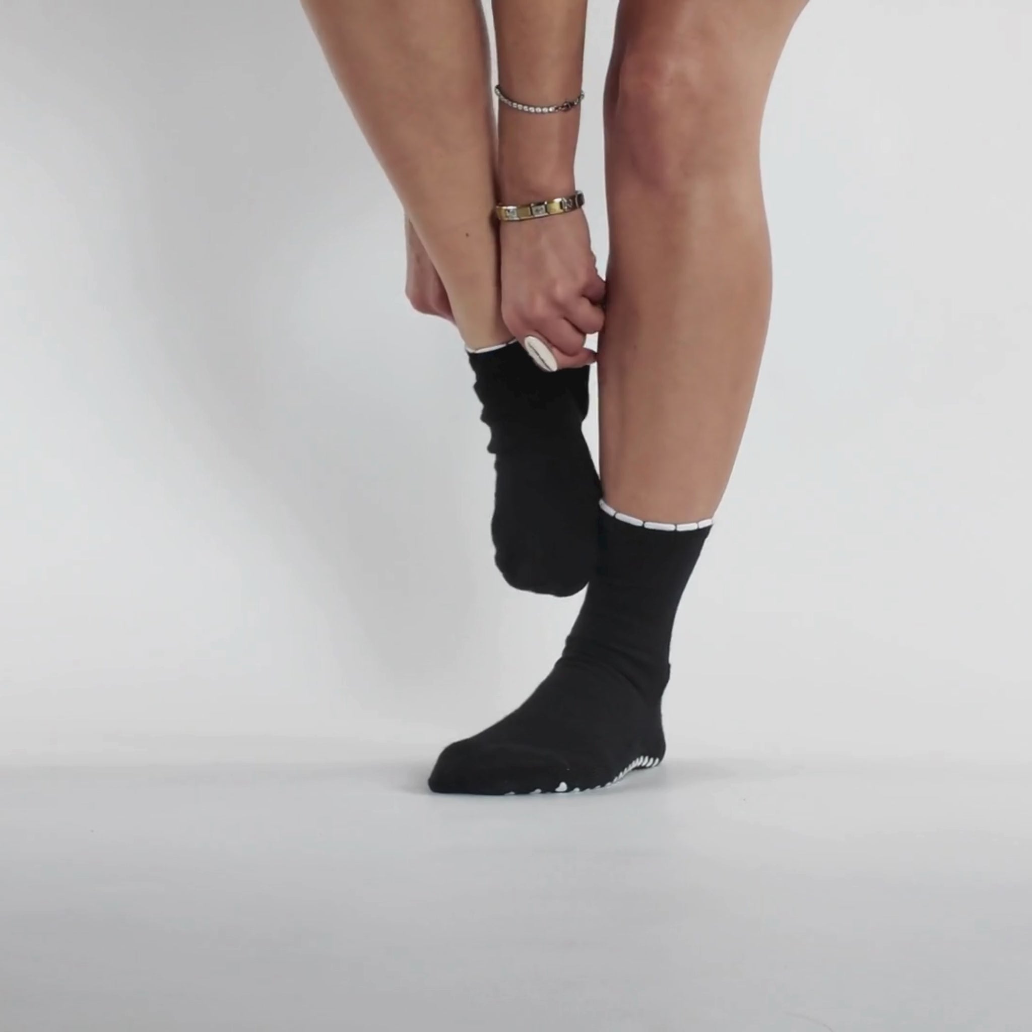 Video wie die CASALEO Grip Socken in Schwarz mit weißem Rüschen Detail angezogen werden