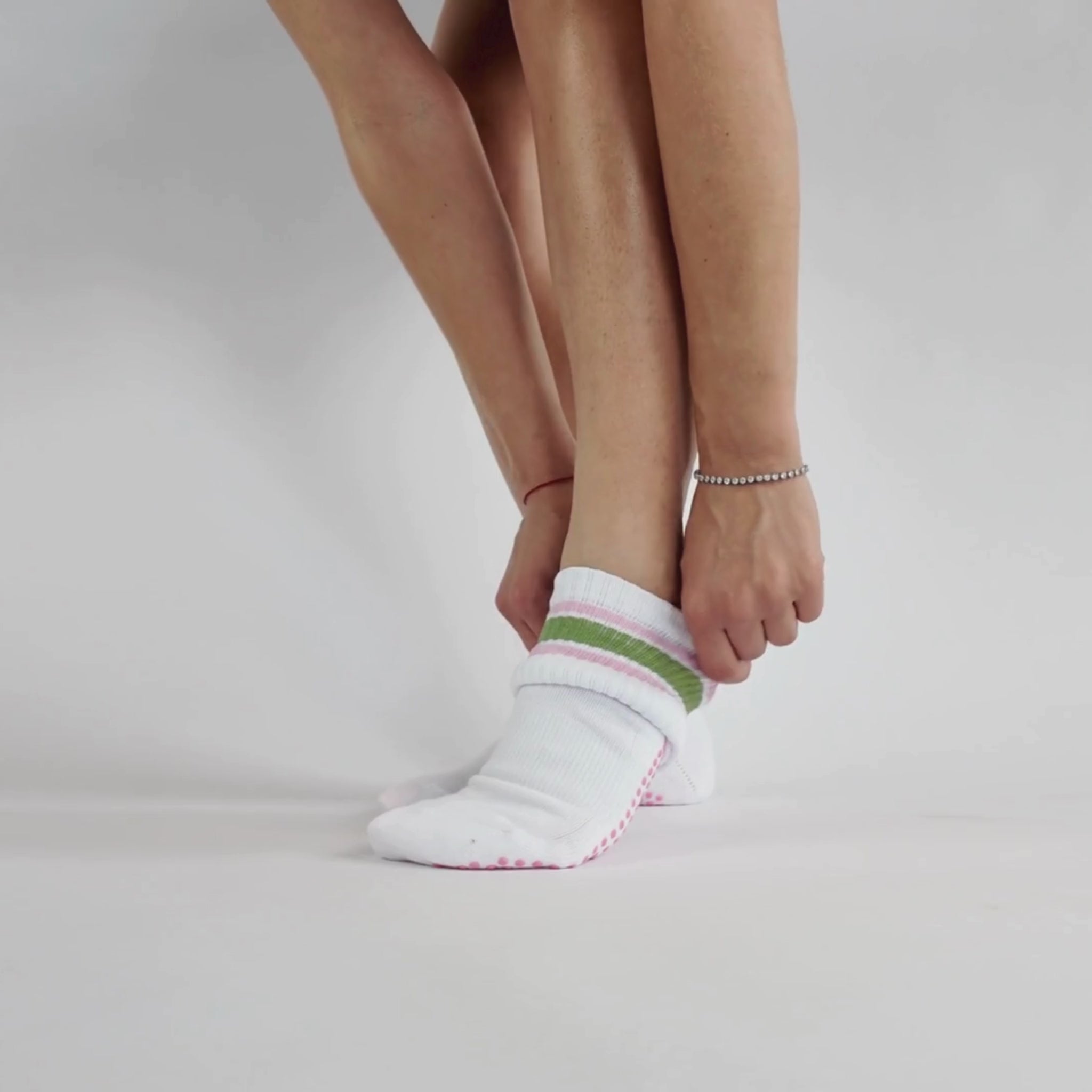 Video wie die CASALEO Grip Socken in Weiß mit grünem und pinken Streifen angezogen werden