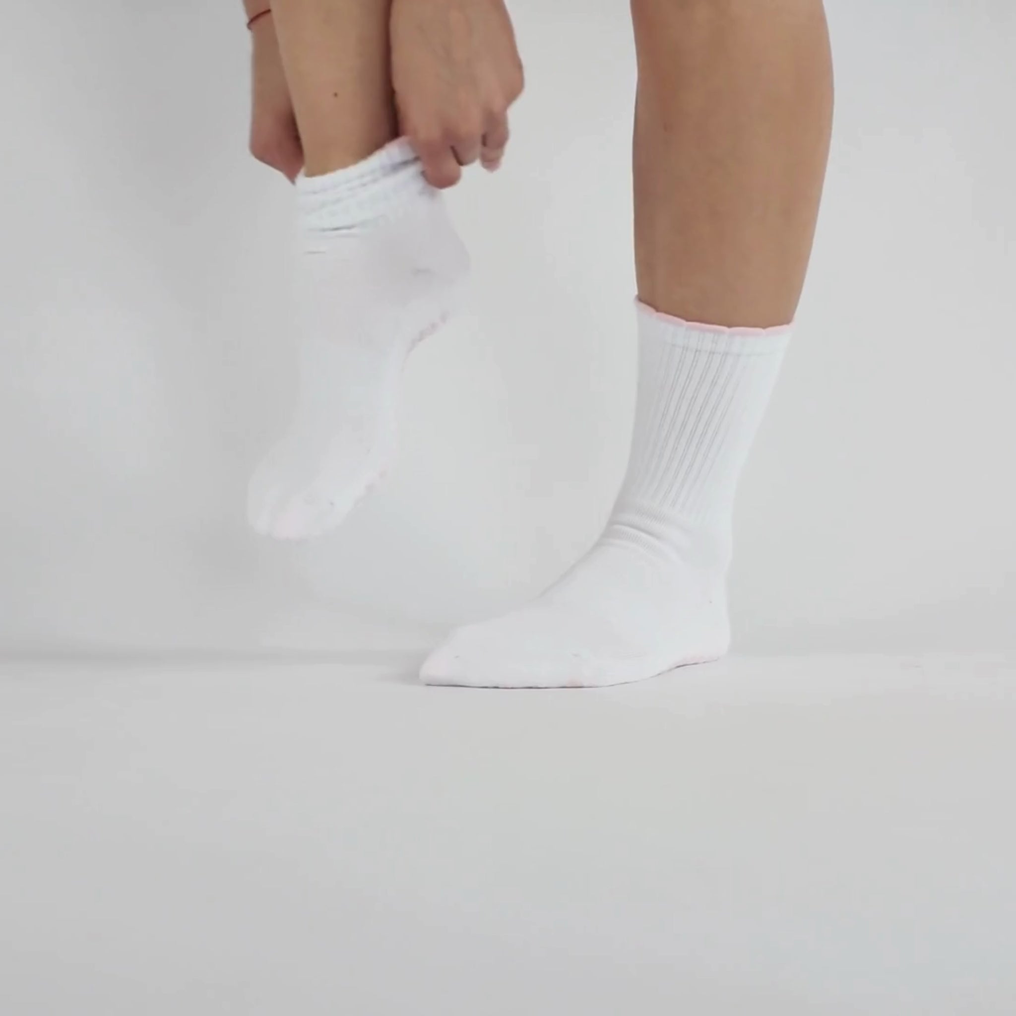 Video wie die CASALEO Grip Socken in Weiß mit Rüschen Detail in Pink angezogen wird