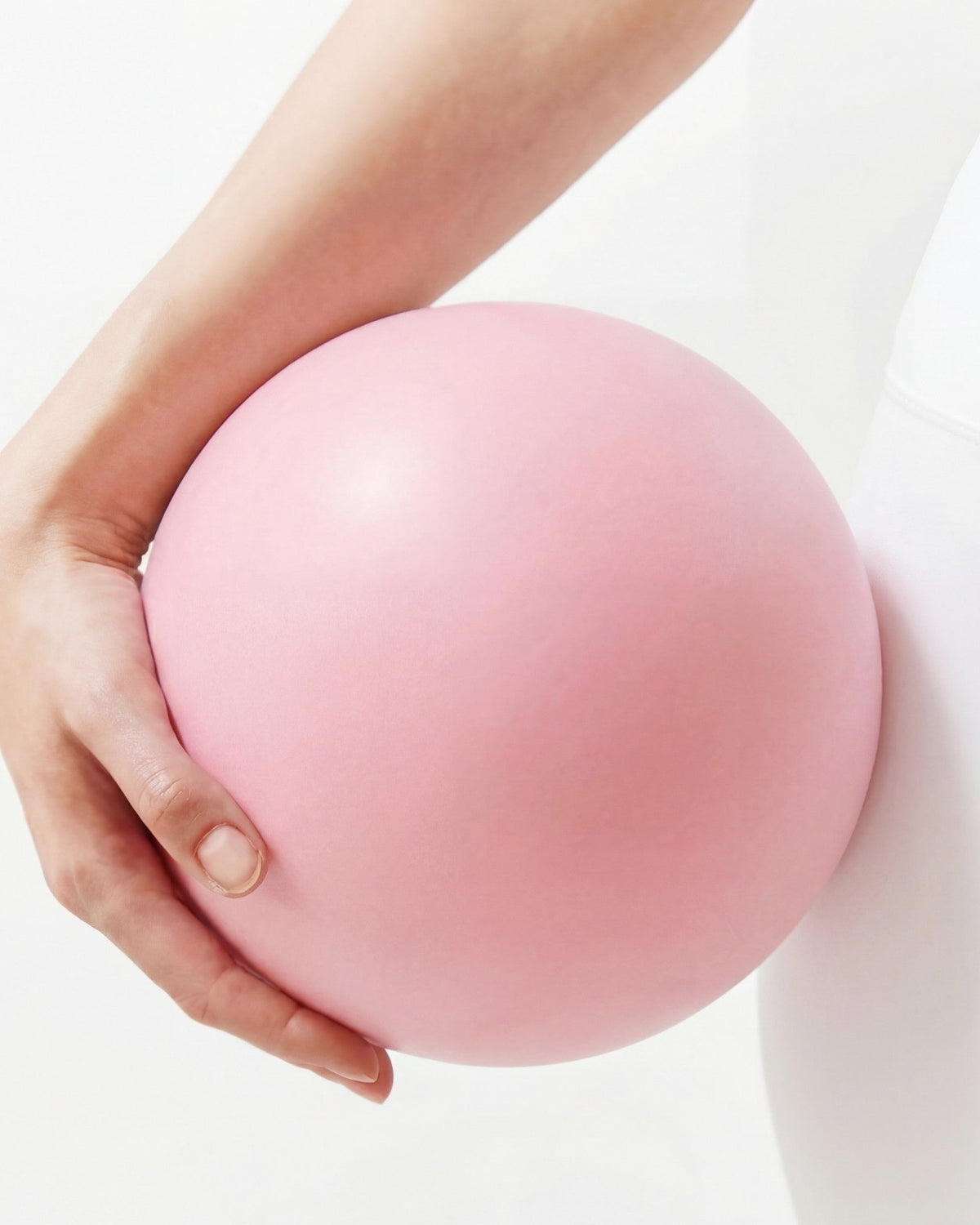 Pilates Ball von casaleo in Light Pink im Studio im Arm #Farbe_Light Pink