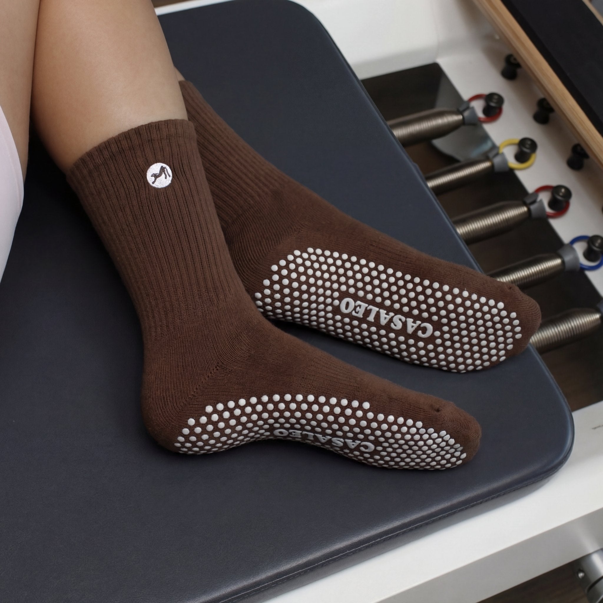 CASALEO Grip Socken in Espresso Braun auf dem Reformer