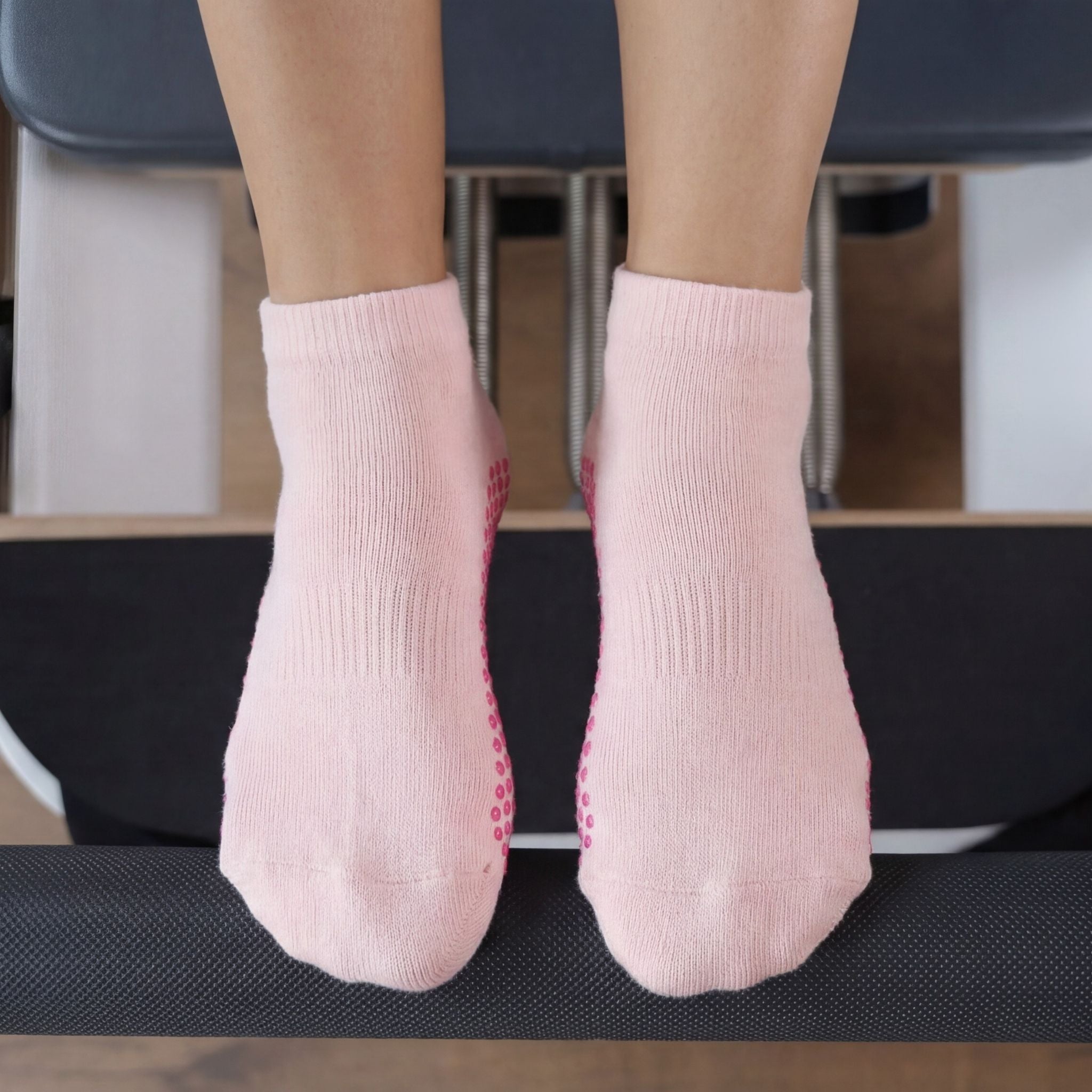 CASALEO Pilates Socken in Pink und kürzerer Länge auf dem Reformer