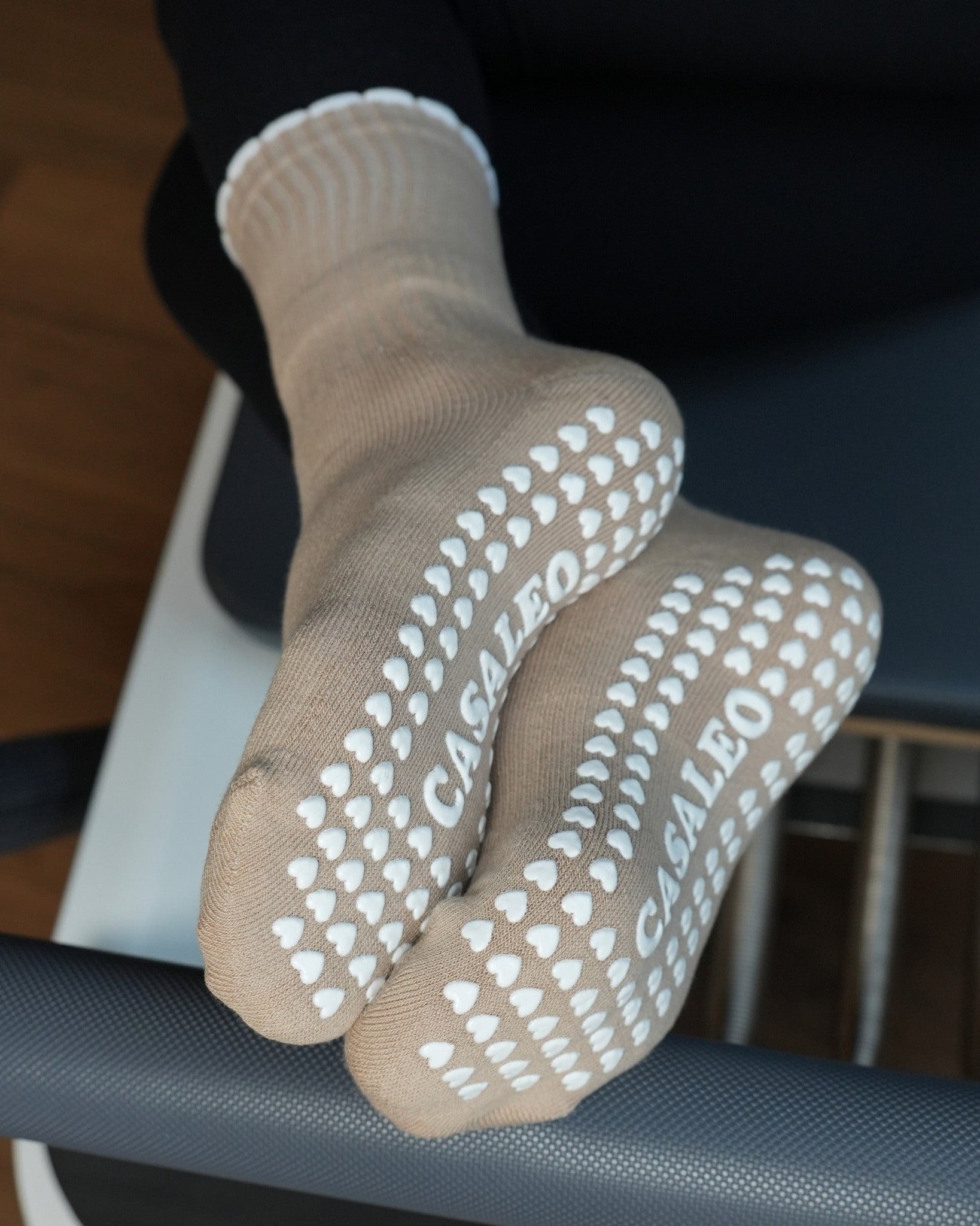 CASALEO Pilates Socken in Beige auf dem Reformer