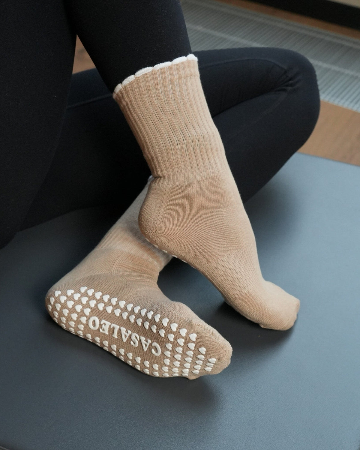 casaleo Pilates Socken in Beige auf dem Reformer