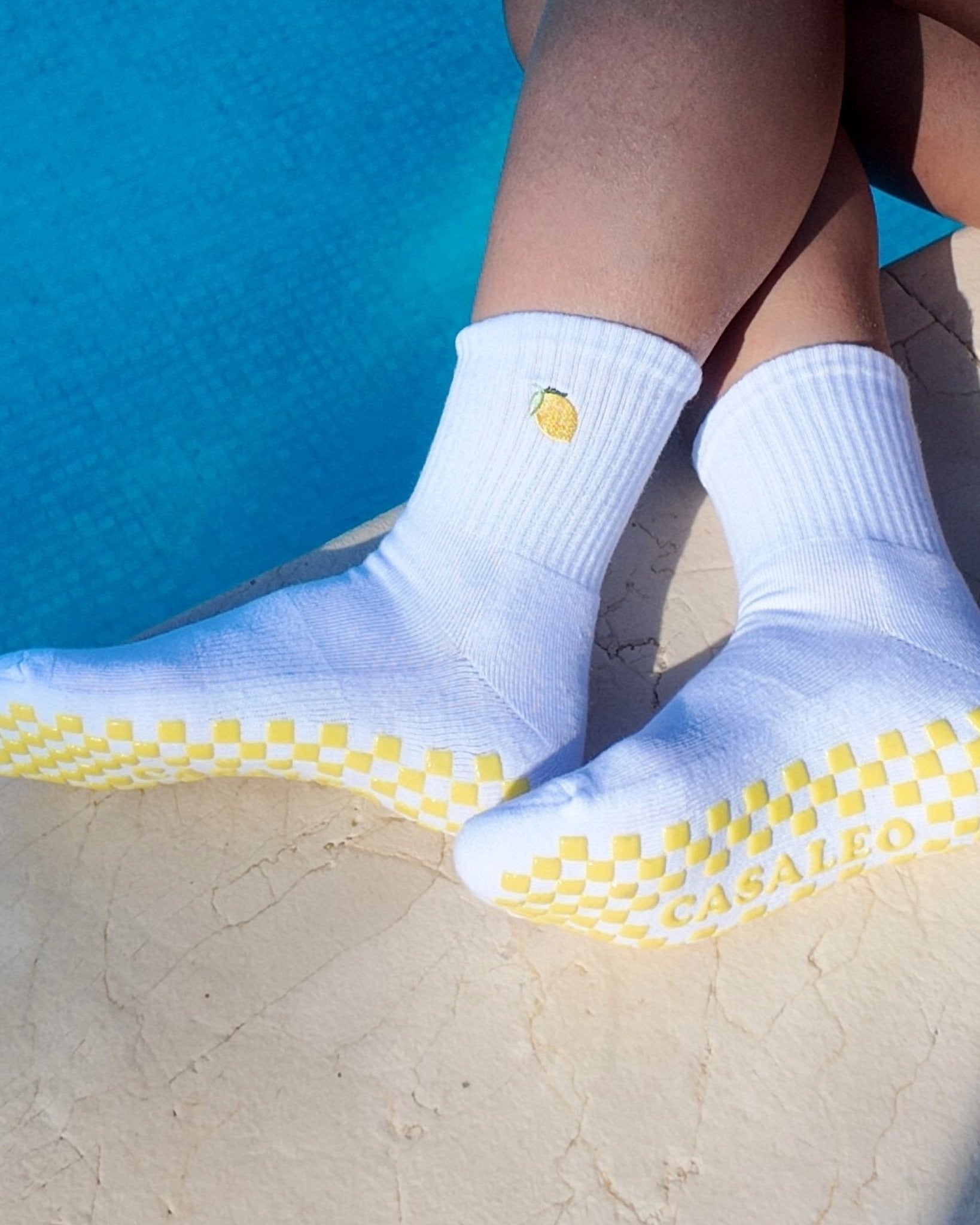 CASALEO Grip Socken in Weiß mit Zitronen Icon und gelber Grip Sohle, optimal für Pilates, Yoga und Barre am Pool