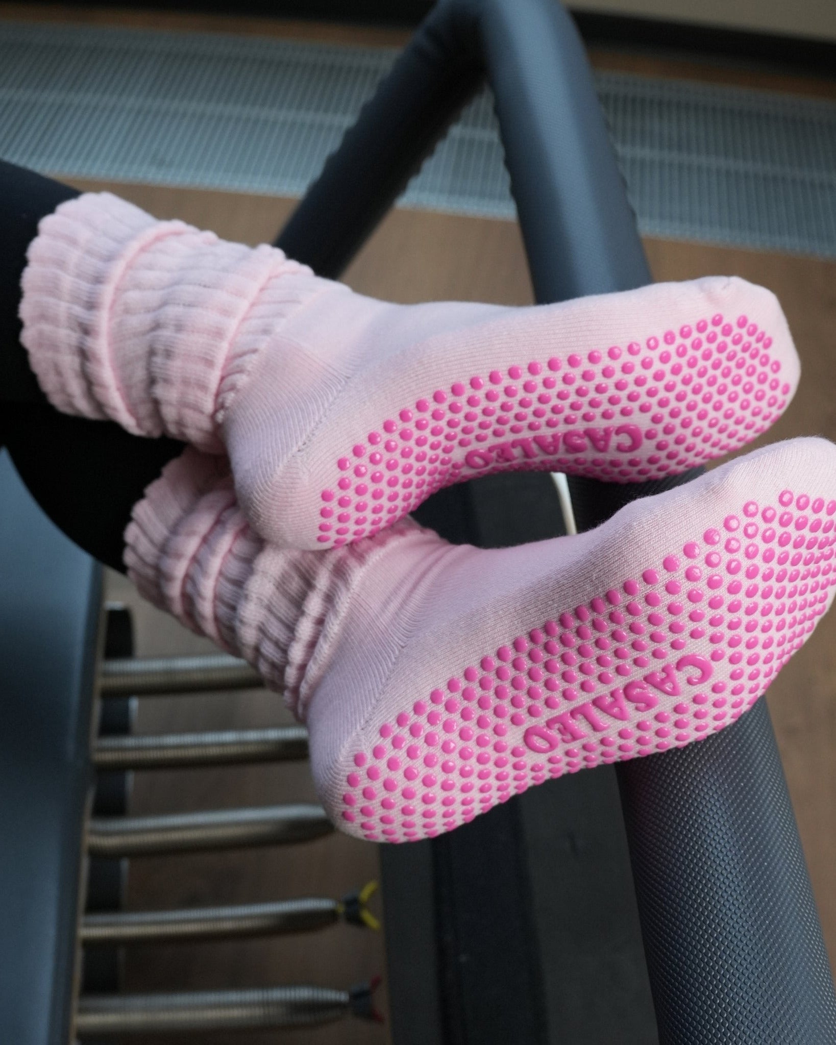 Pilates Socken von CASALEO mit rutschfester Sohle in Pink im Pilatesstudio