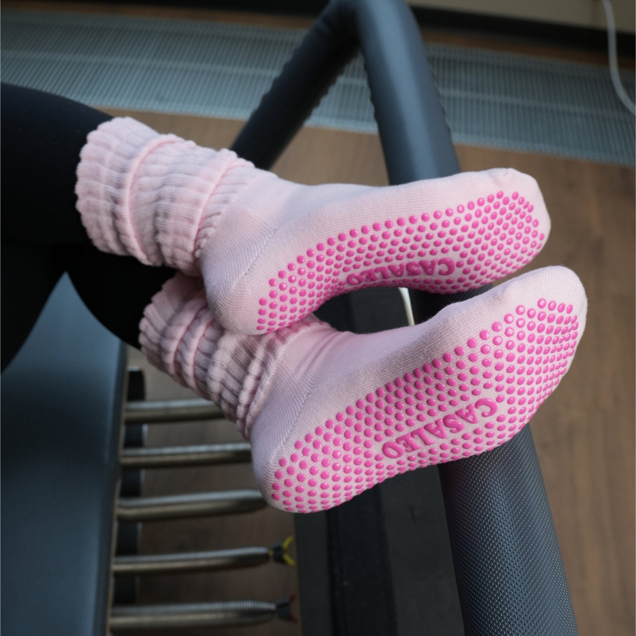 Pilates Socken von CASALEO mit rutschfester Sohle in Pink im Pilatesstudio