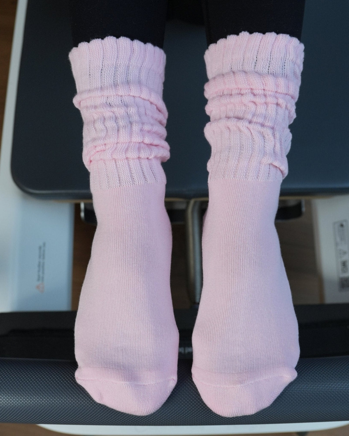 Pilates Socken von casaleo mit rutschfester Sohle in Pink im Pilatesstudio