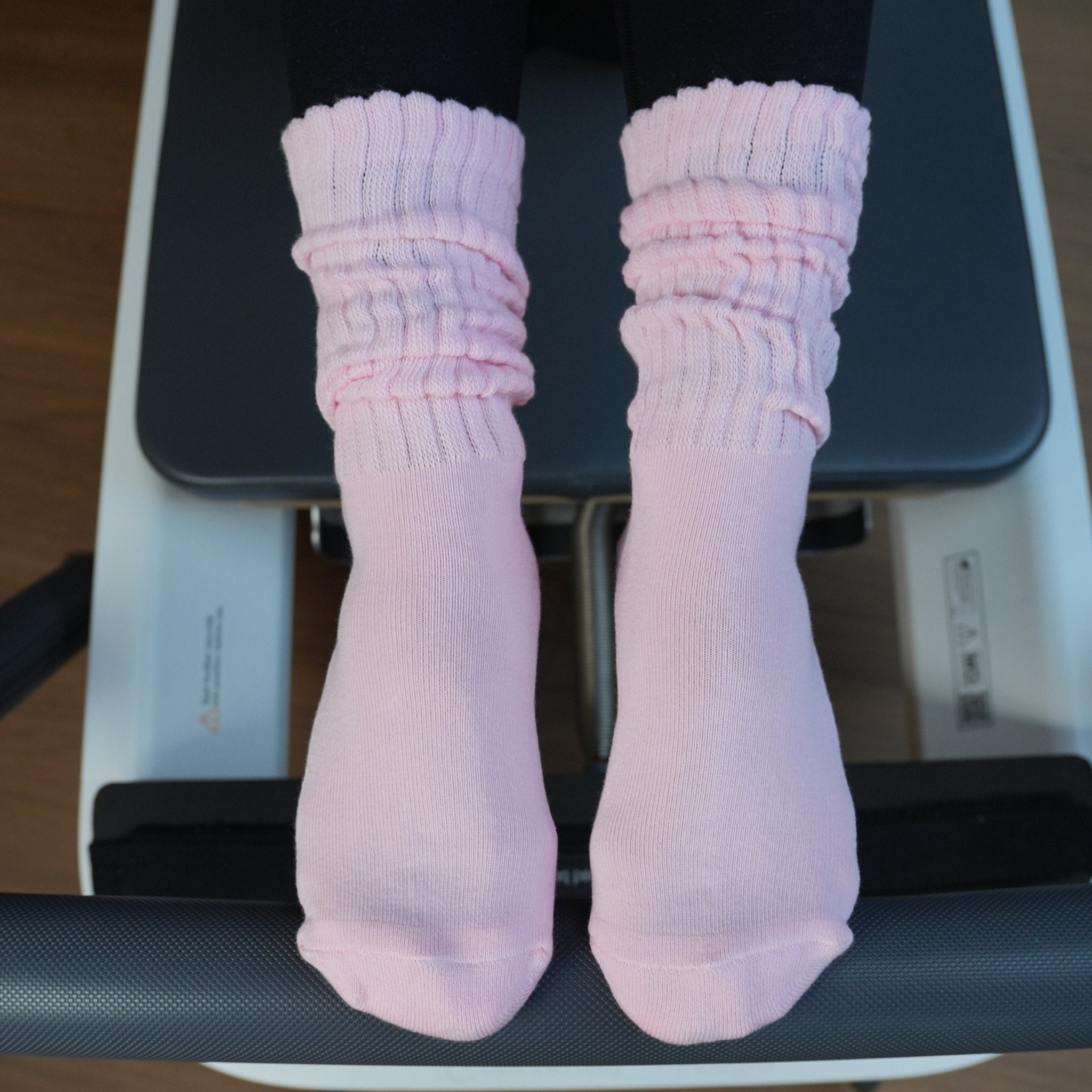 Pilates Socken von CASALEO mit rutschfester Sohle in Pink im Pilatesstudio