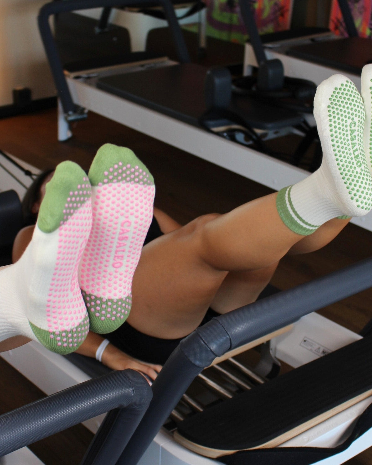 casaleo Grip Socken in Oatmilk Weiß mit Streifen in Grün und Pink und Matcha Lover Schrift von vorne