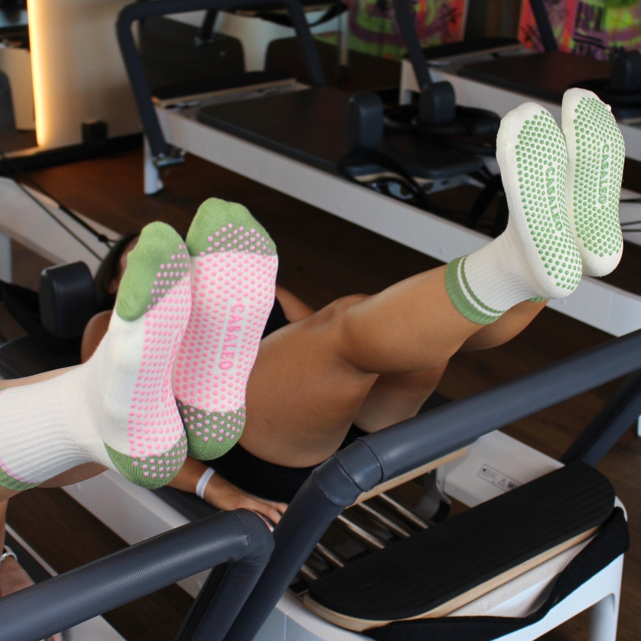 CASALEO Grip Socken in Oatmilk Weiß mit Streifen in Grün und Pink und Matcha Lover Schrift von vorne
