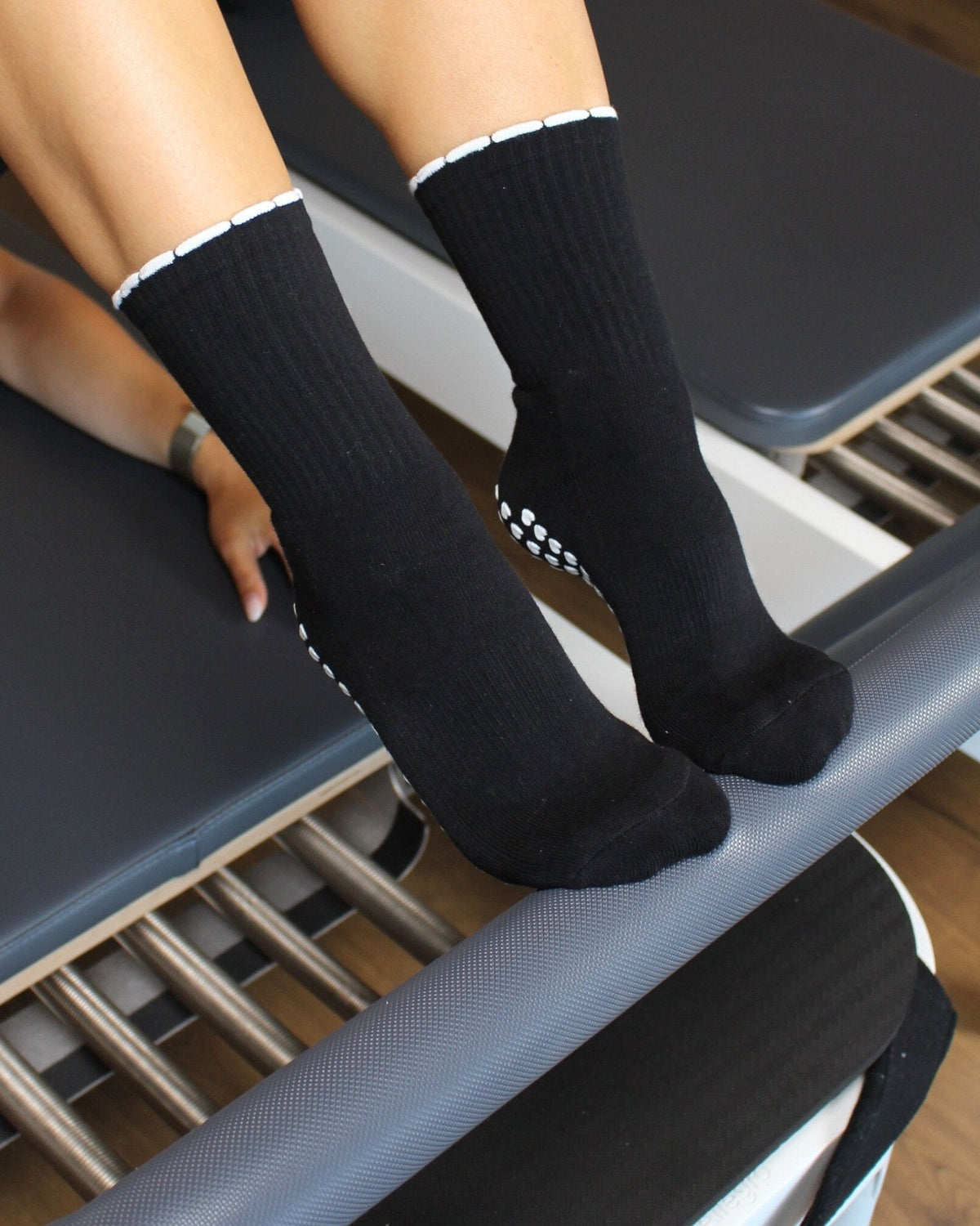 casaleo Grip Socken in Schwarz mit Rüschen Detail in Weiß auf dem Reformer Gerät von oben