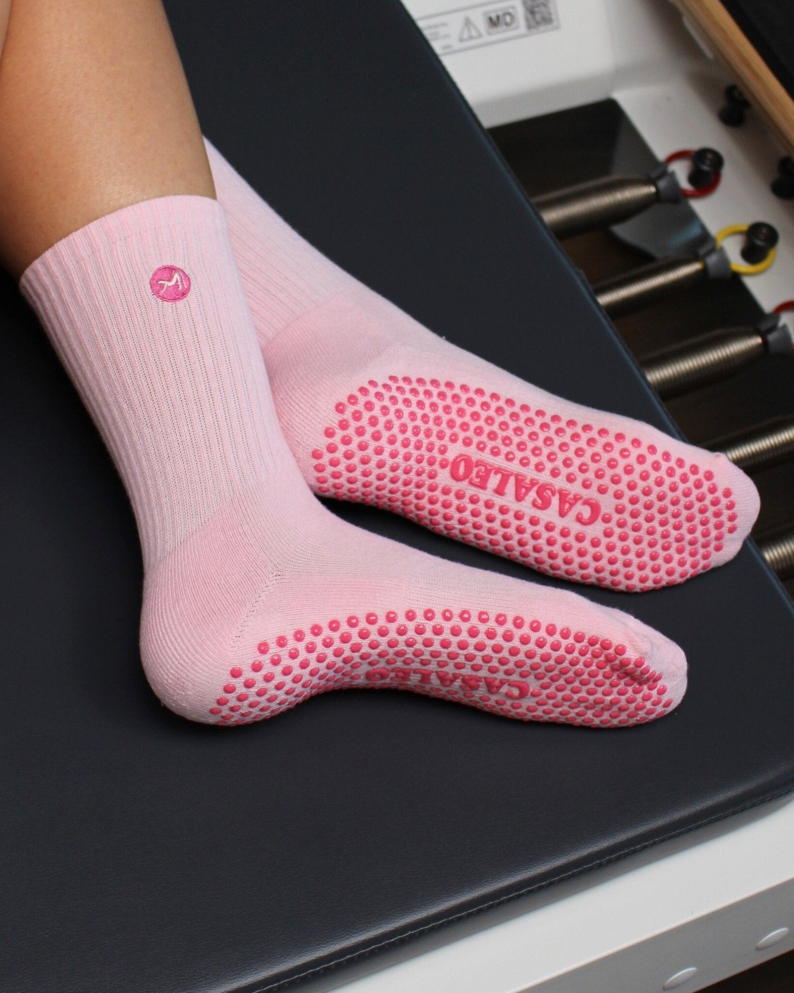 CASALEO Grip Socken in Strawberry Foam Pink auf dem Reformer Gerät
