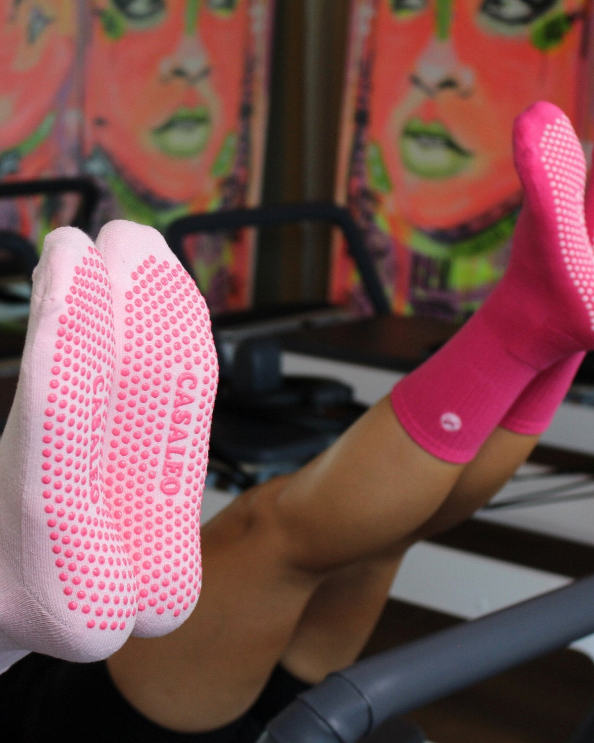 casaleo Grip Socken in Strawberry Foam Pink und in Magenta auf dem Reformer