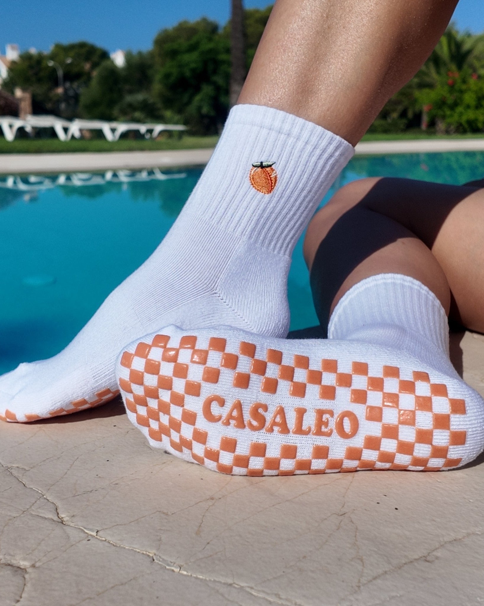 CASALEO Grip Socken mit orangener Grip Sohle und Pfirsich Icon am Pool