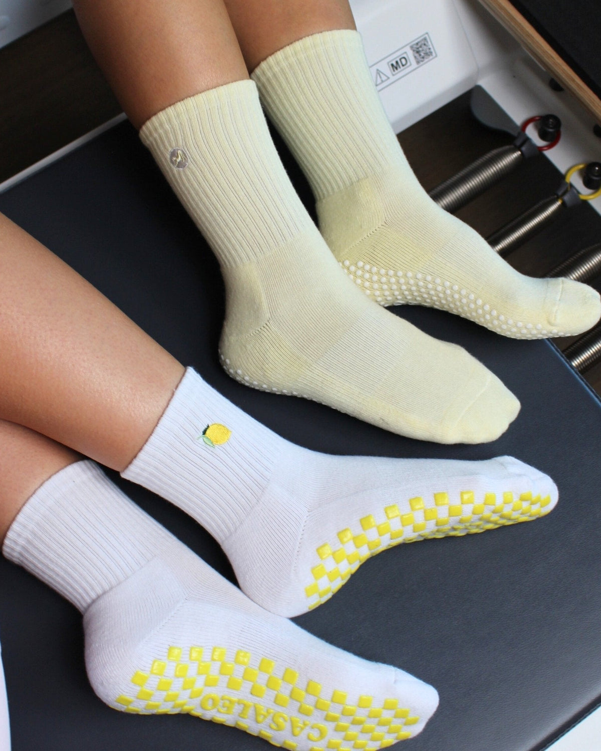 casaleo Grip Socken in Butter Yellow Gelb und Sour Lemon Gelb auf dem Reformer Gerät