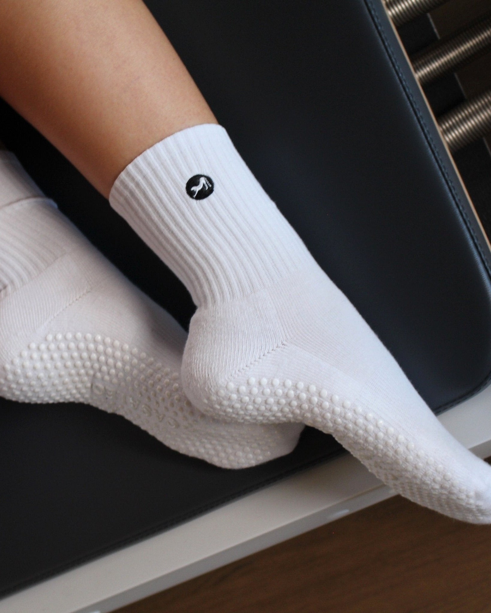 CASALEO Grip Socken in Weiß, optimal für Pilates, Yoga und Barre auf dem Reformer Gerät