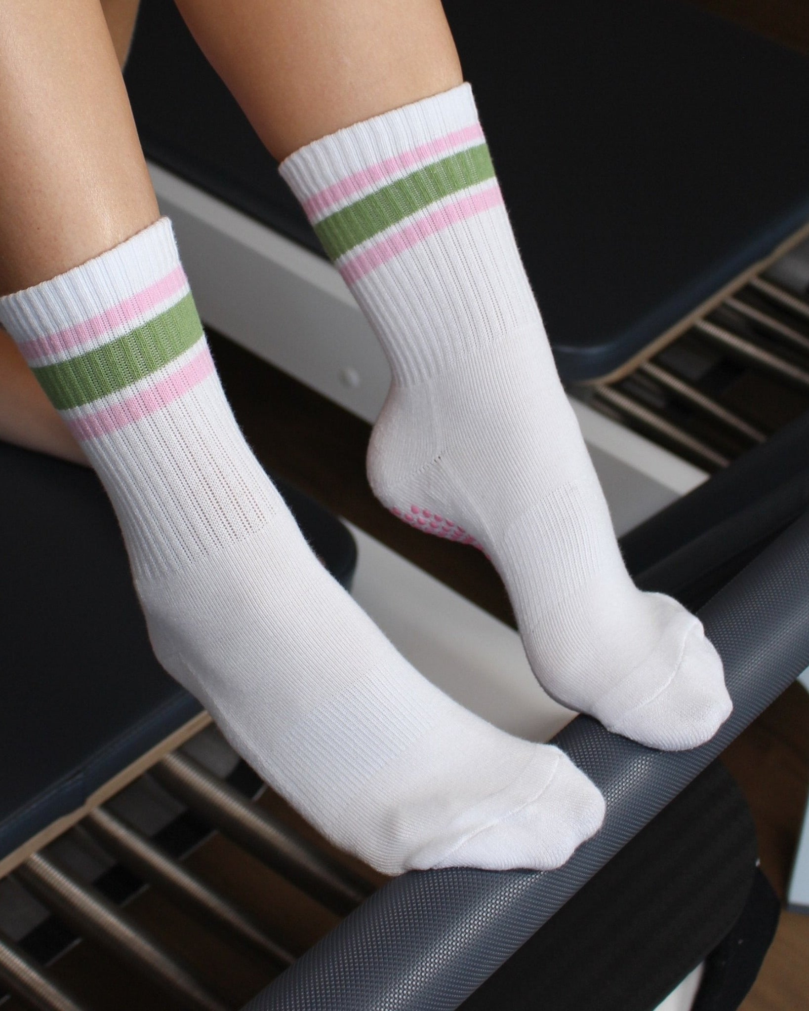 CASALEO Grip Socken in Weiß mit grünem und pinken Streifen, optimal für Pilates, Yoga und Barre