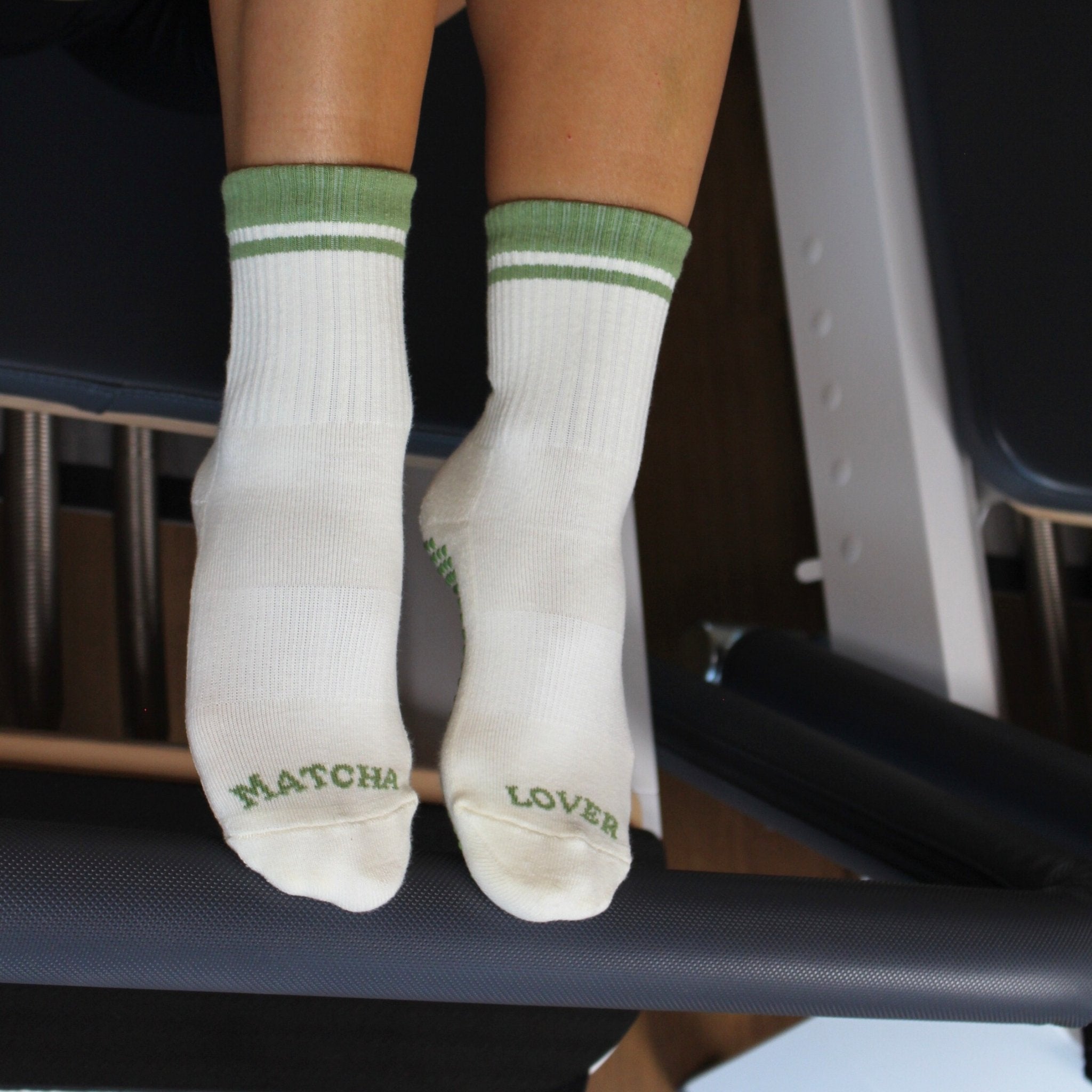 CASALEO Grip Socken in Oatmilk Weiß mit MATCHA LOVER Schrift in Grün von oben auf dem Reformer Gerät