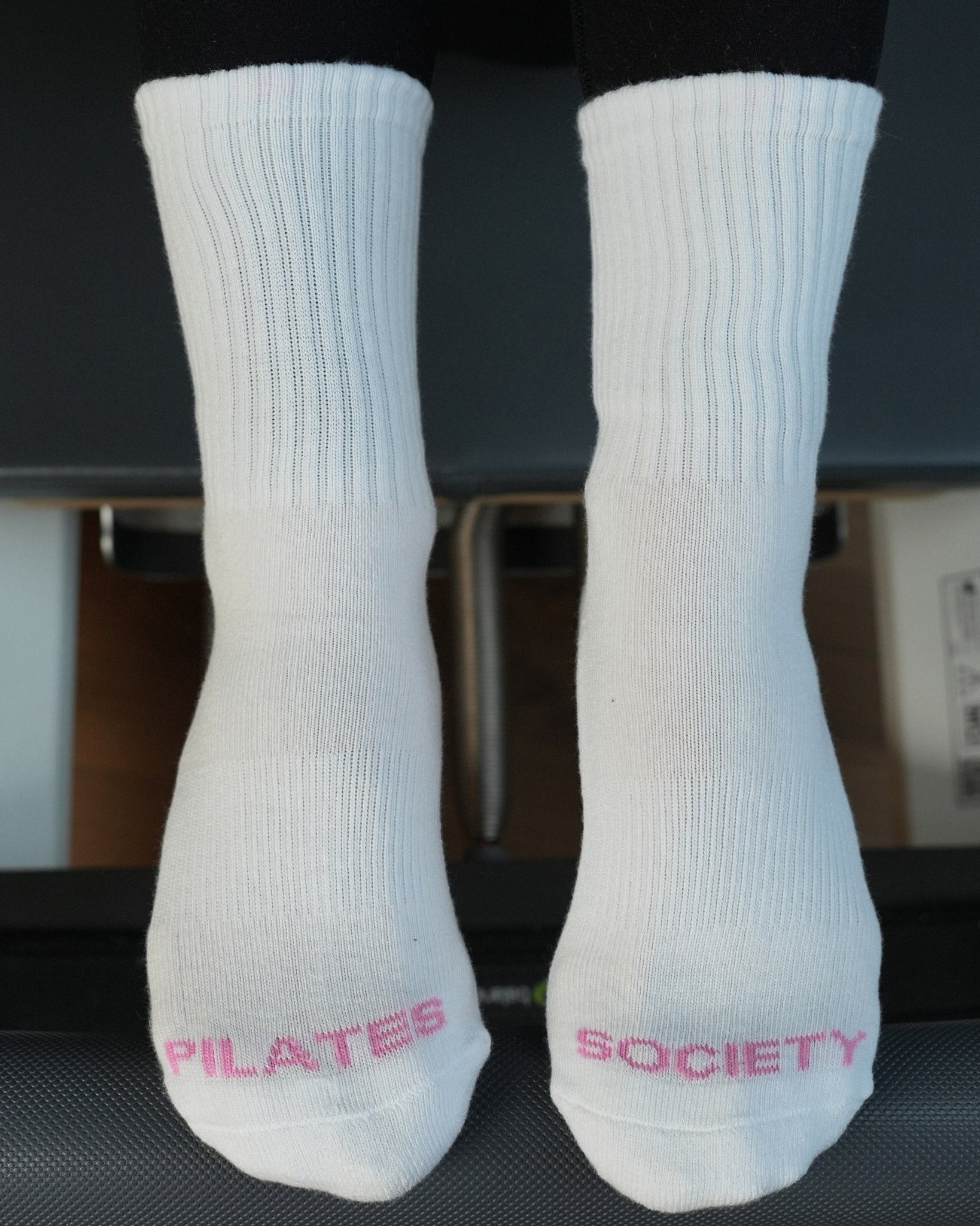 CASALEO Pilates Socken in Weiß mit Pink Akzenten von oben auf dem Reformer