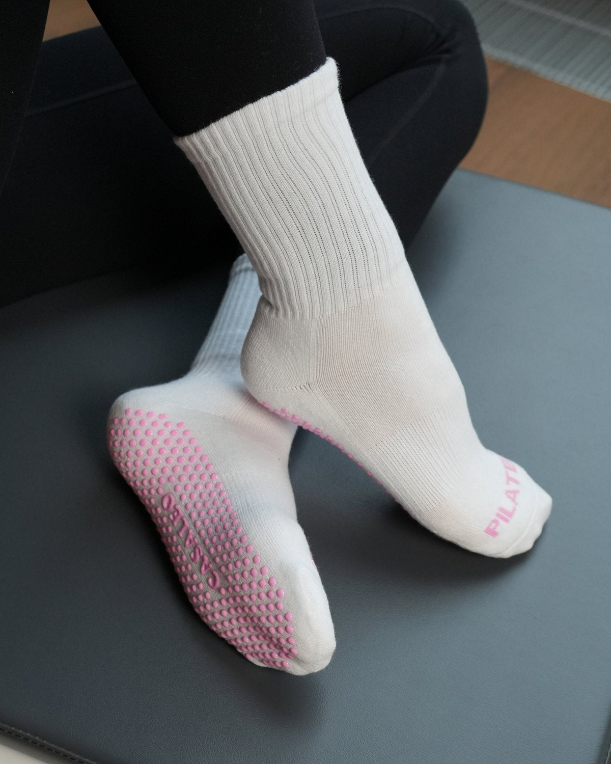 casaleo Pilates Socken in Weiß mit Pink Akzenten von oben auf dem Reformer