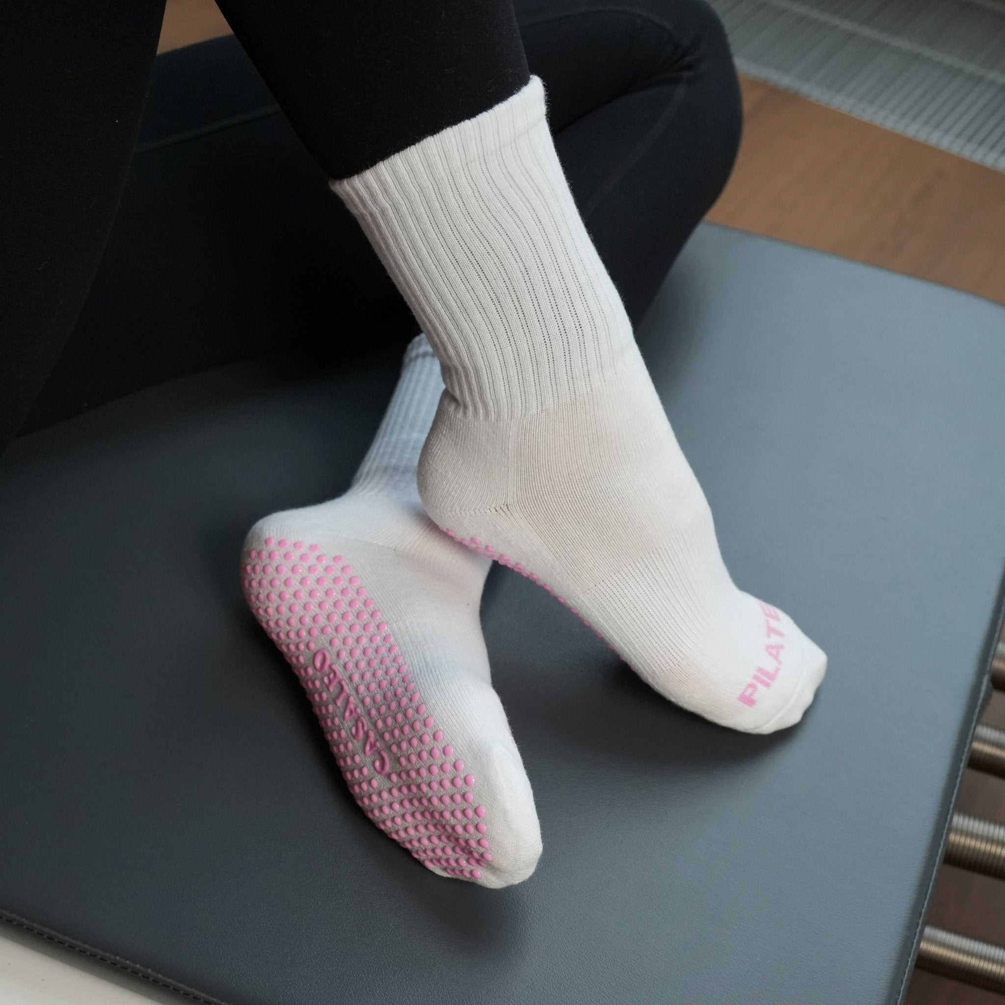 CASALEO Pilates Socken in Weiß mit Pink Akzenten von oben auf dem Reformer