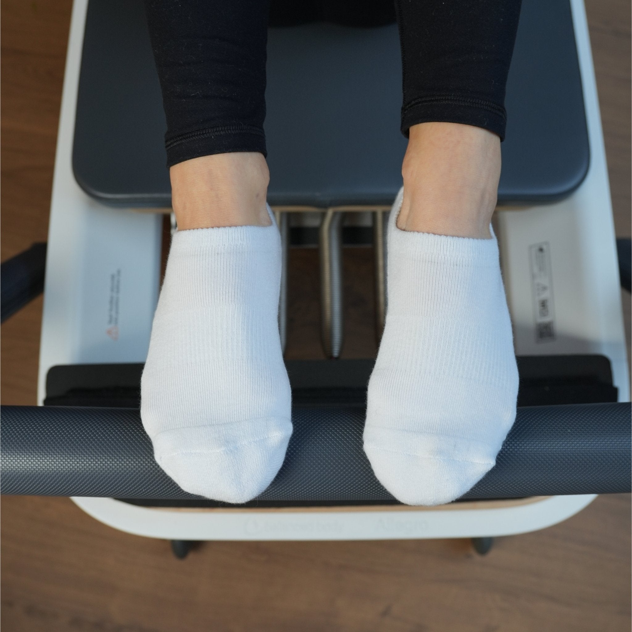 CASALEO Pilates Socken in Weiß in Extra-Kurz auf dem Refomer