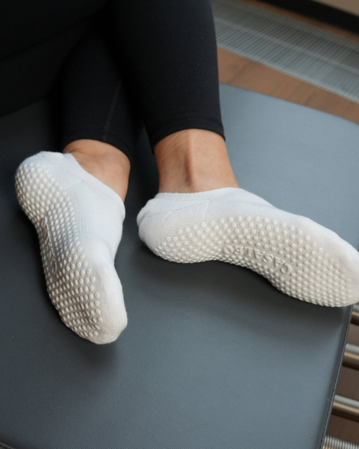 casaleo Pilates Socken in Weiß in Extra-Kurz auf dem Refomer