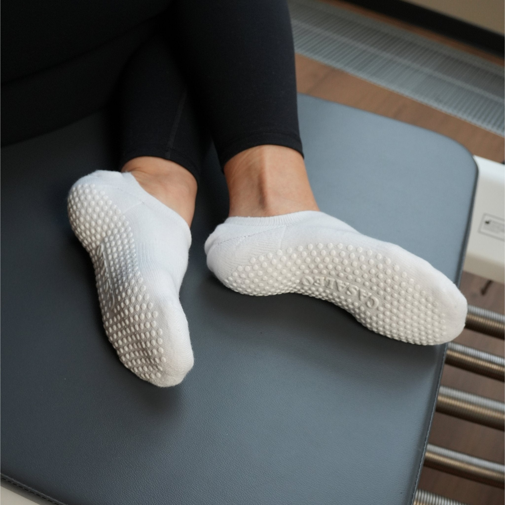CASALEO Pilates Socken in Weiß in Extra-Kurz auf dem Refomer