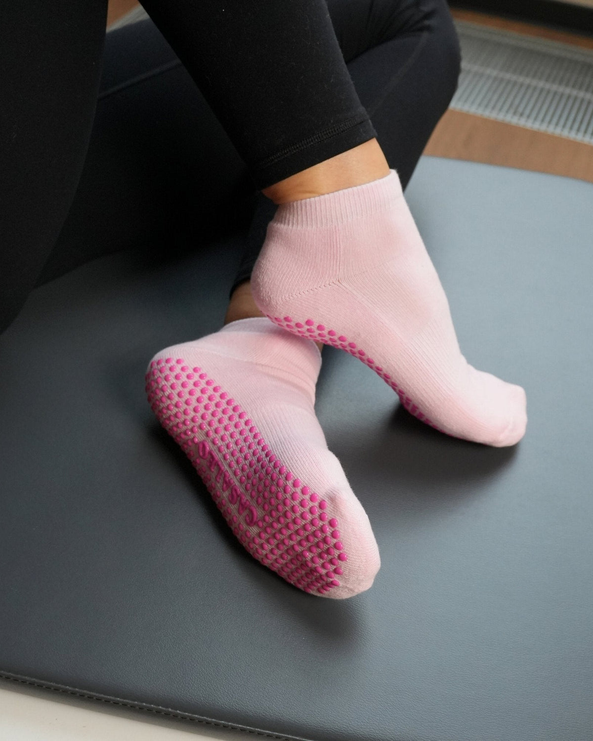 casaleo Pilates Socken in Pink und kürzerer Länge auf dem Reformer