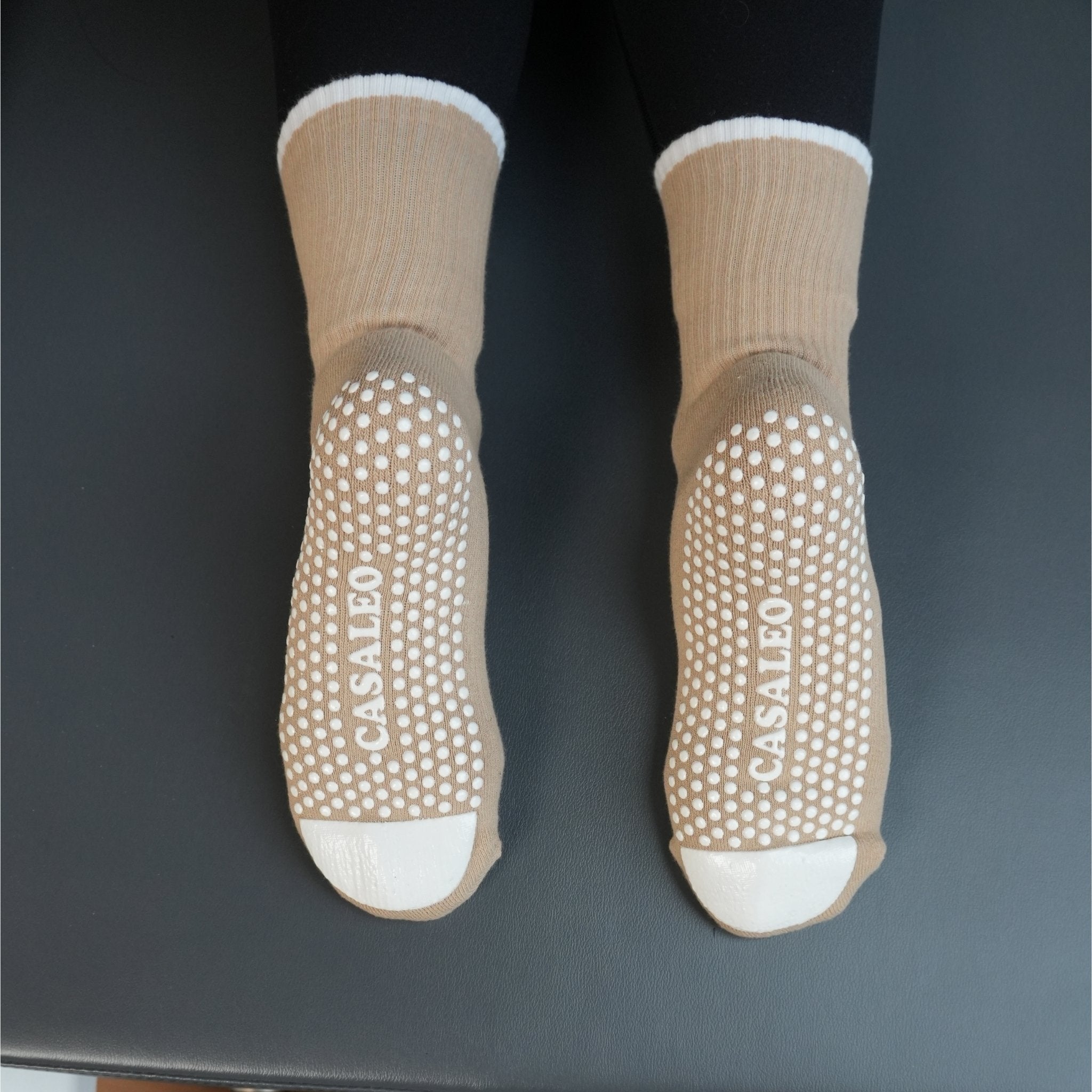 CASALEO Pilates Socken in Beige mit Aufschrift und Extra Gripfläche auf dem Reformer