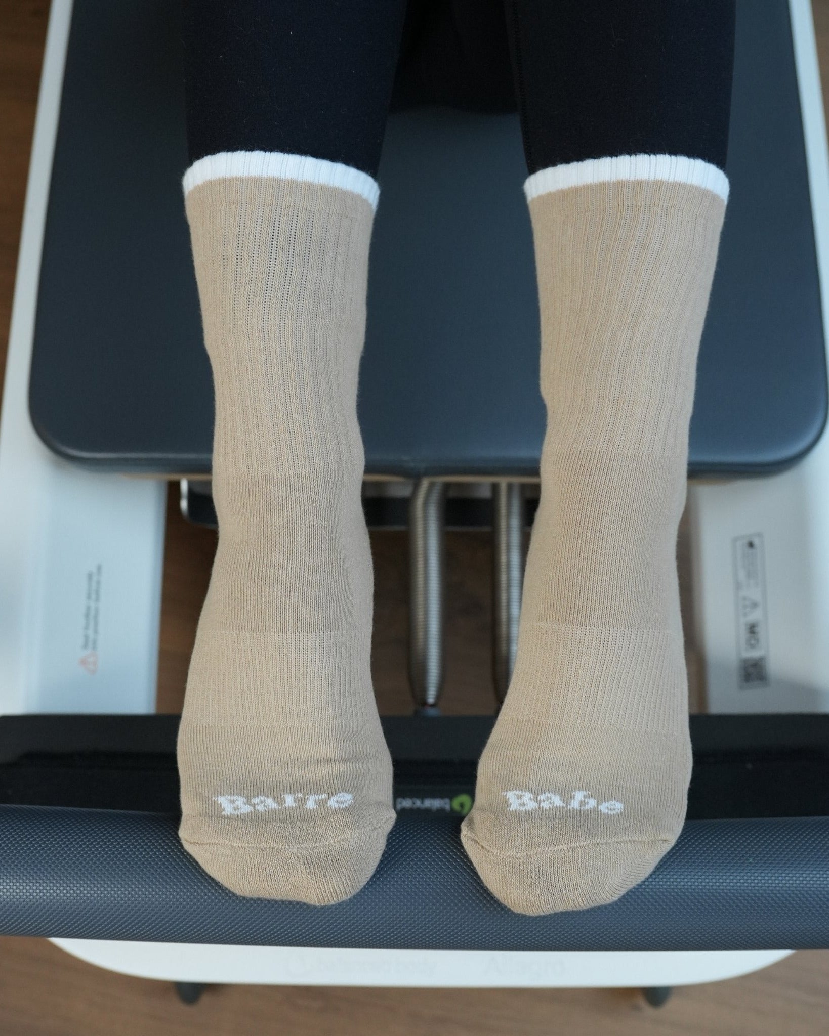 CASALEO Pilates Socken in Beige mit Aufschrift und Extra Gripfläche auf dem Reformer
