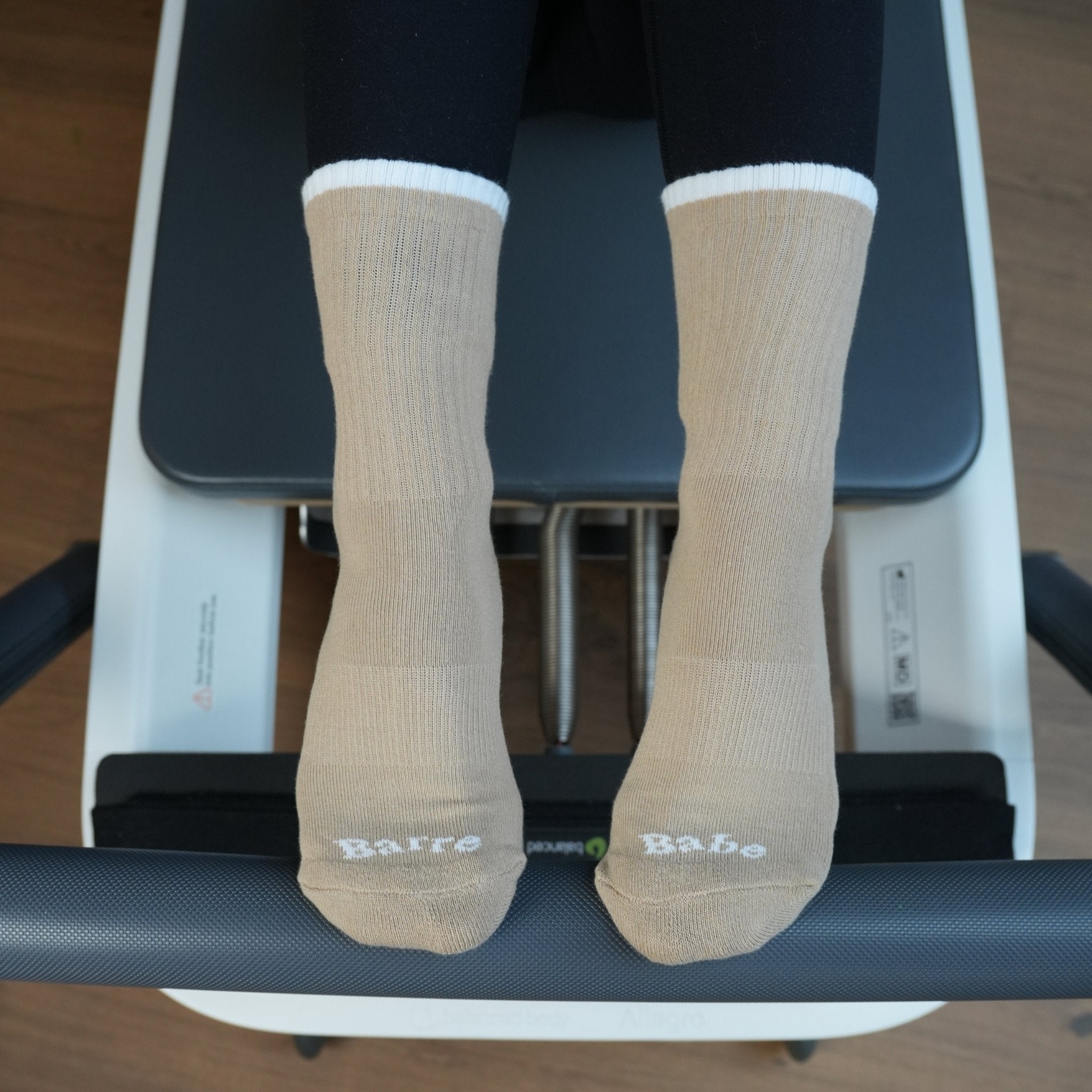 CASALEO Pilates Socken in Beige mit Aufschrift und Extra Gripfläche auf dem Reformer
