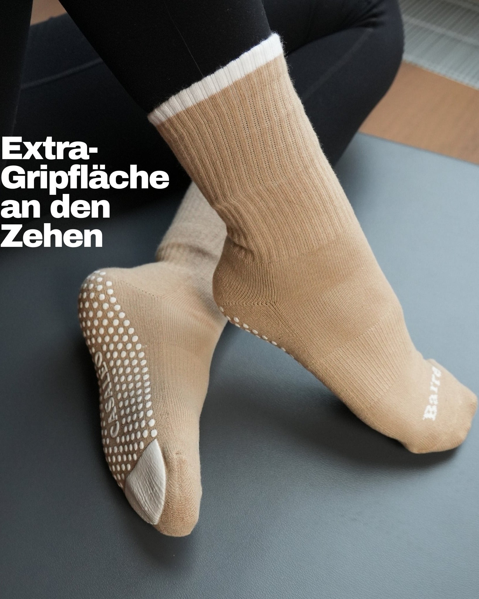 CASALEO Pilates Socken in Beige mit Aufschrift und Extra Gripfläche auf dem Reformer