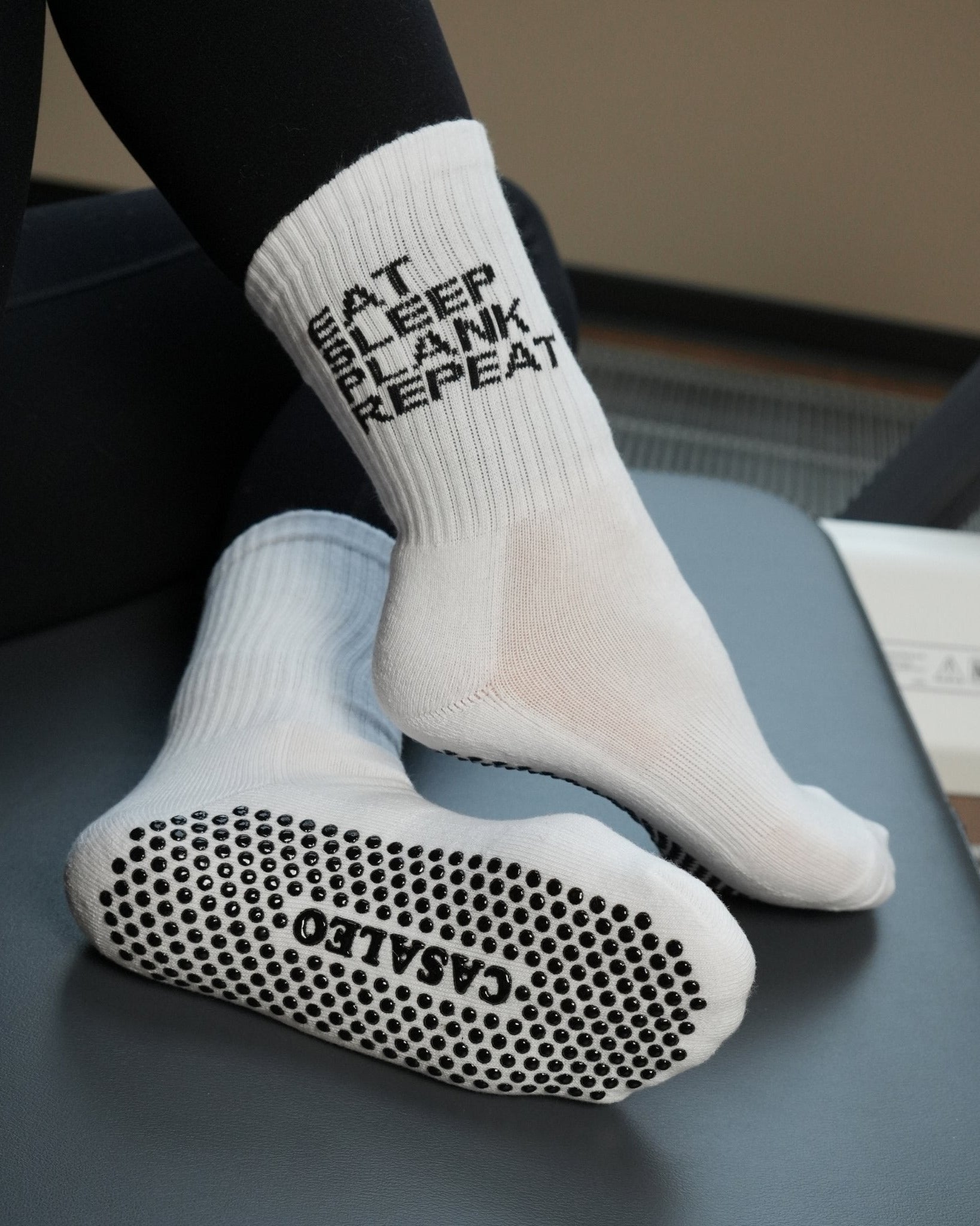 CASALEO Pilates Socke mit Aufschrift an der Seite auf dem Reformer