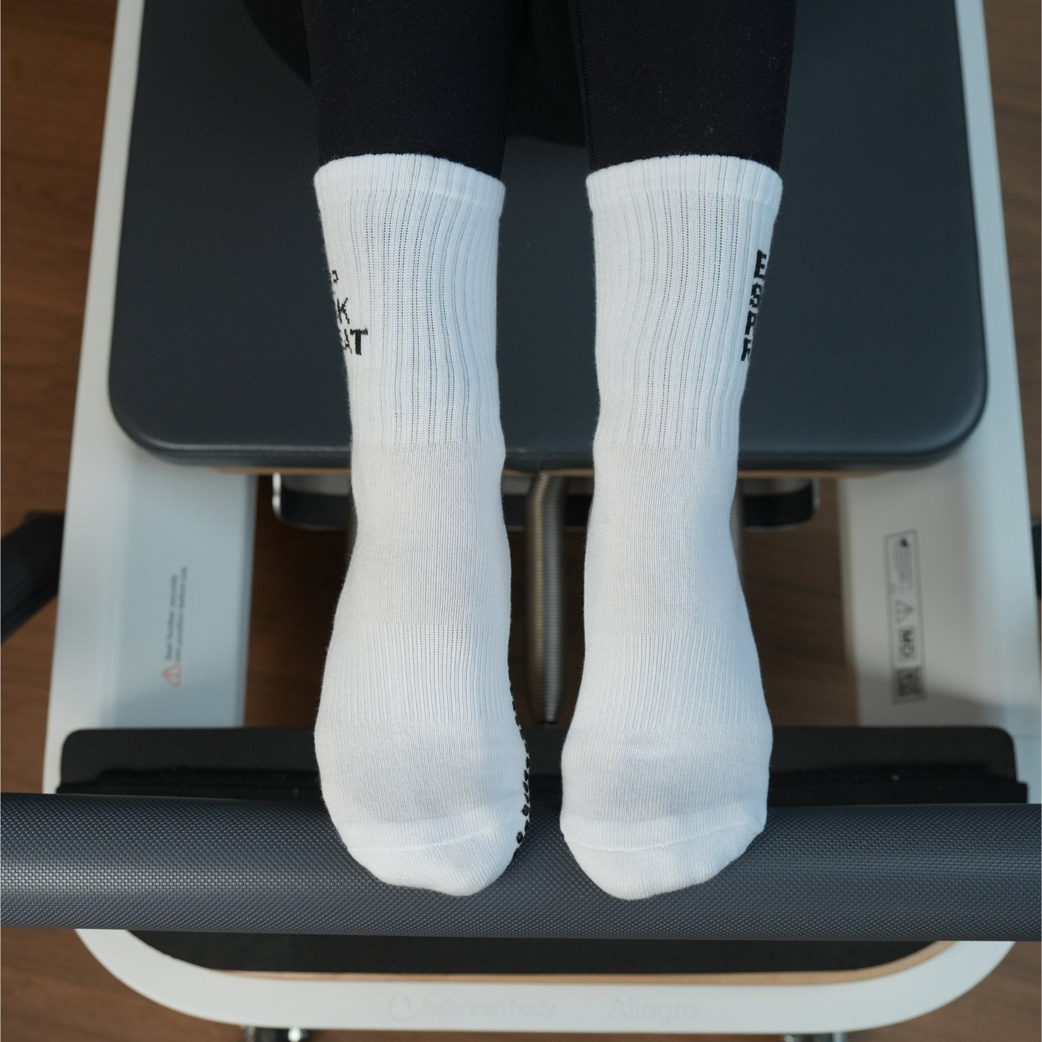 CASALEO Pilates Socke mit Aufschrift an der Seite auf dem Reformer