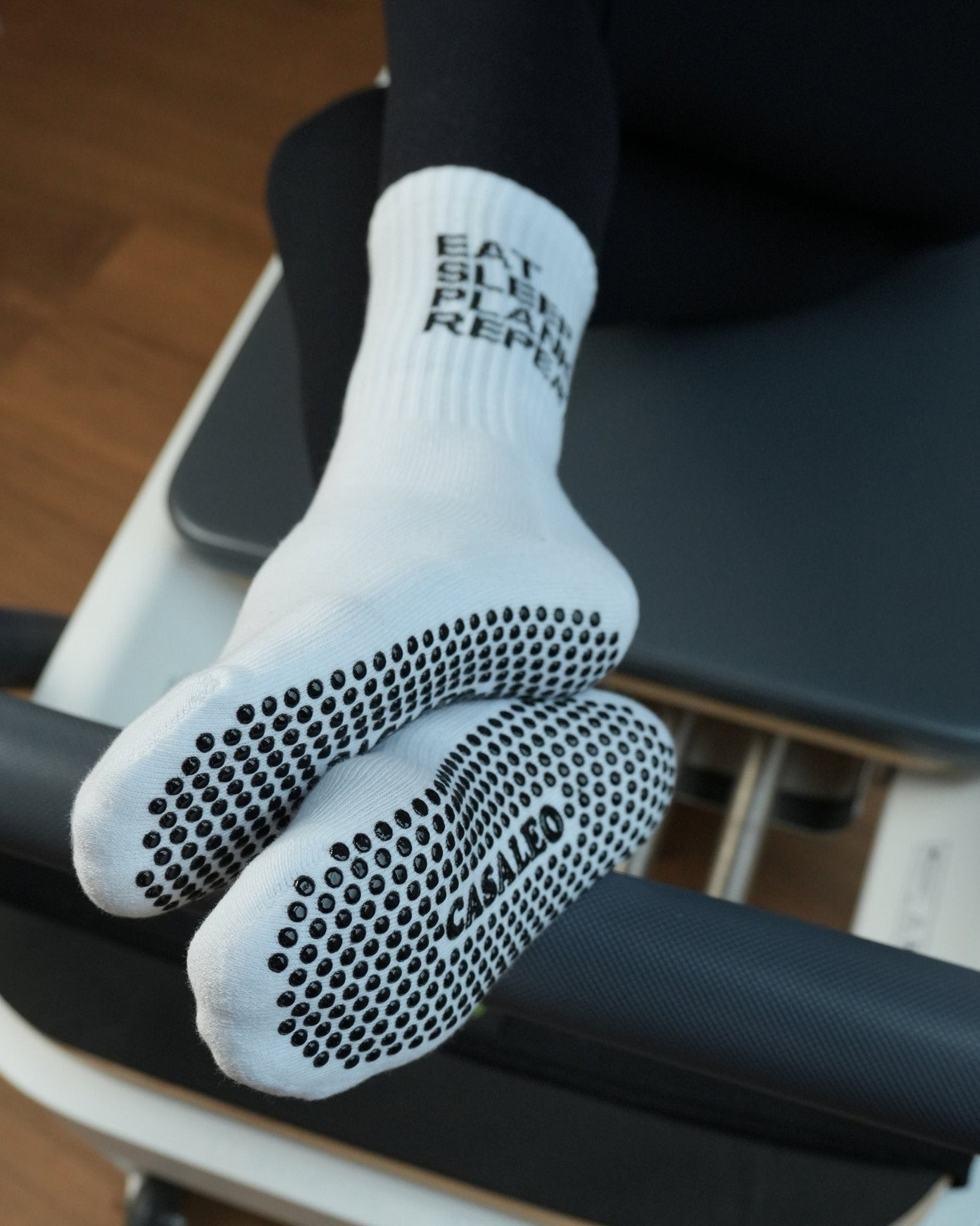 CASALEO Pilates Socke mit Aufschrift an der Seite auf dem Reformer