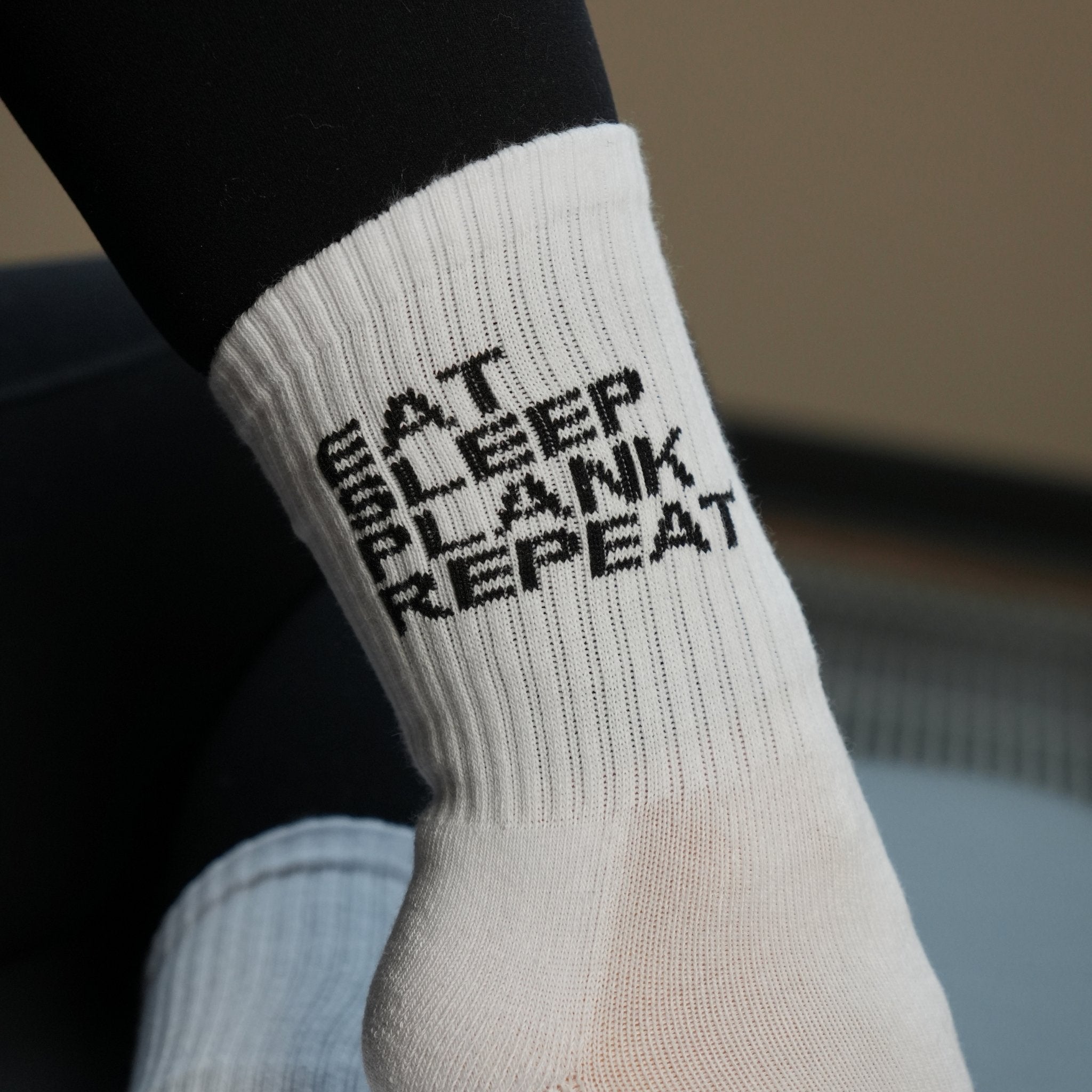 CASALEO Pilates Socke mit Aufschrift an der Seite auf dem Reformer