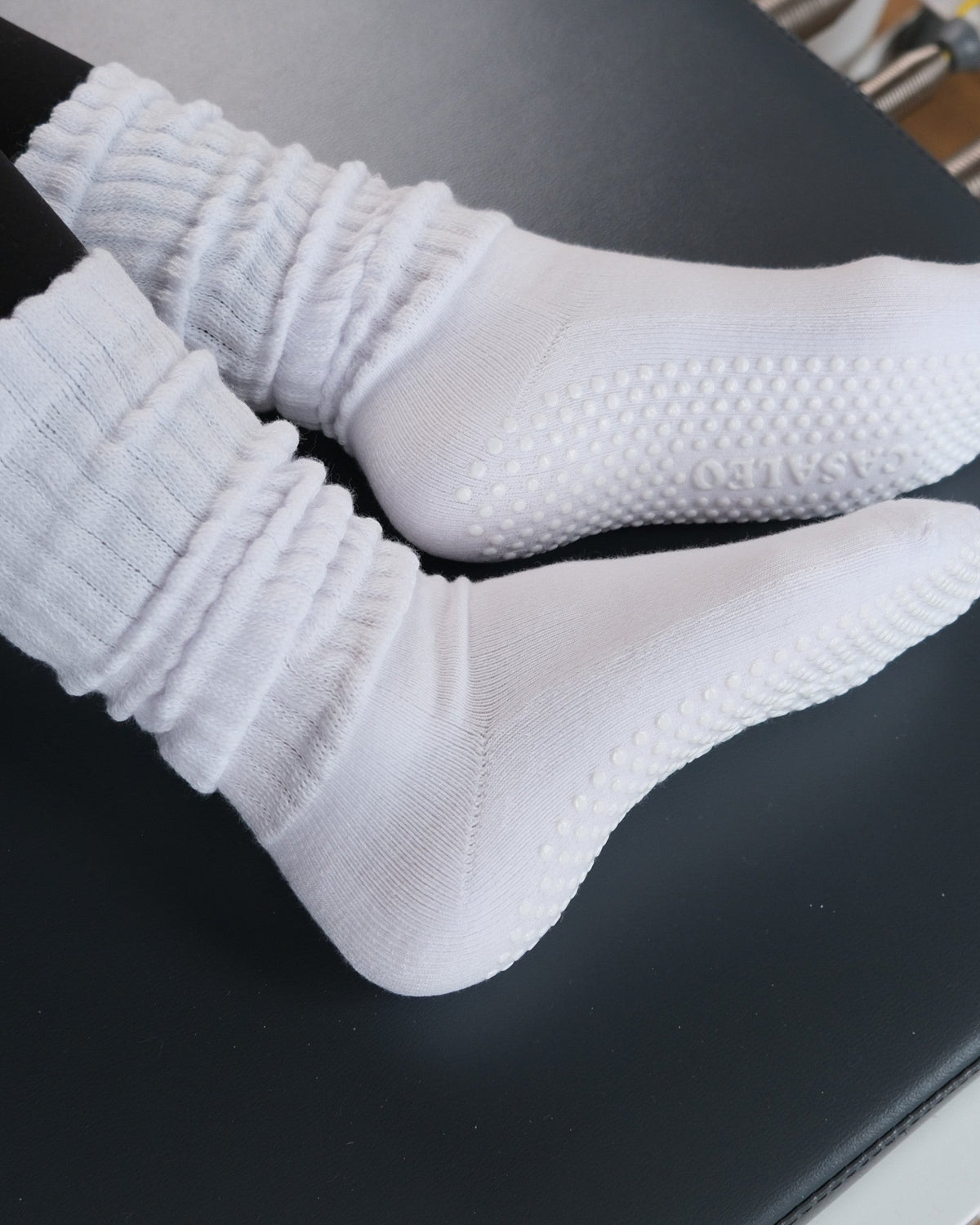 Weiße casaleo Scrunch Grip Socken auf dem Reformer von unten