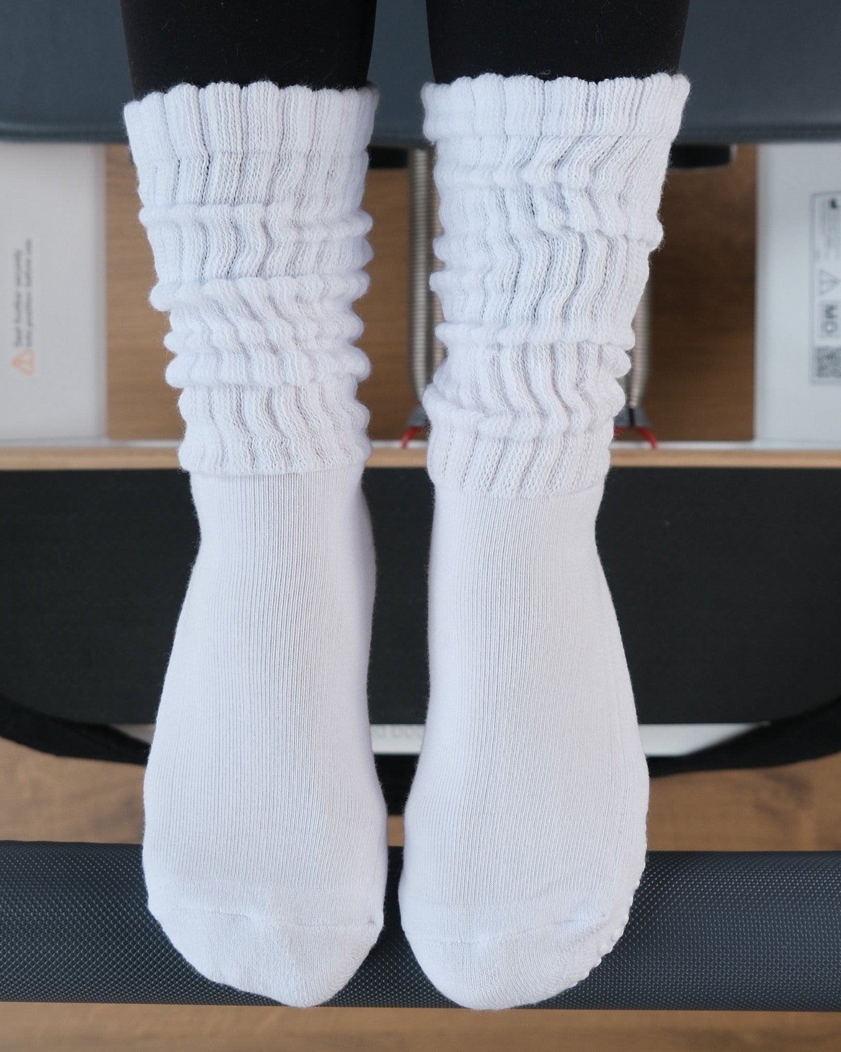 Weiße CASALEO Scrunch Grip Socken auf dem Reformer von oben