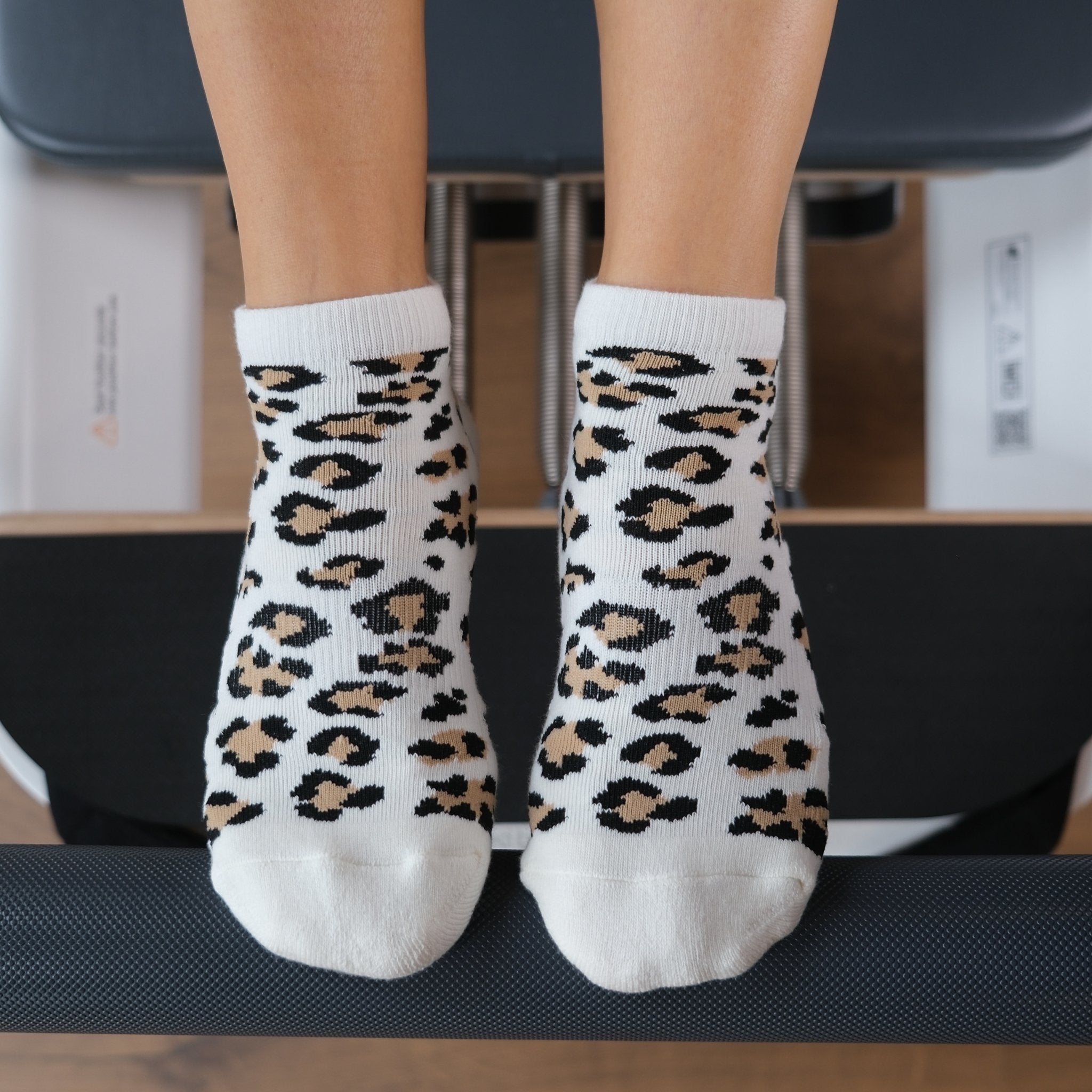 Kurze CASALEO Grip Socken mit Leo Muster auf dem Reformer von oben