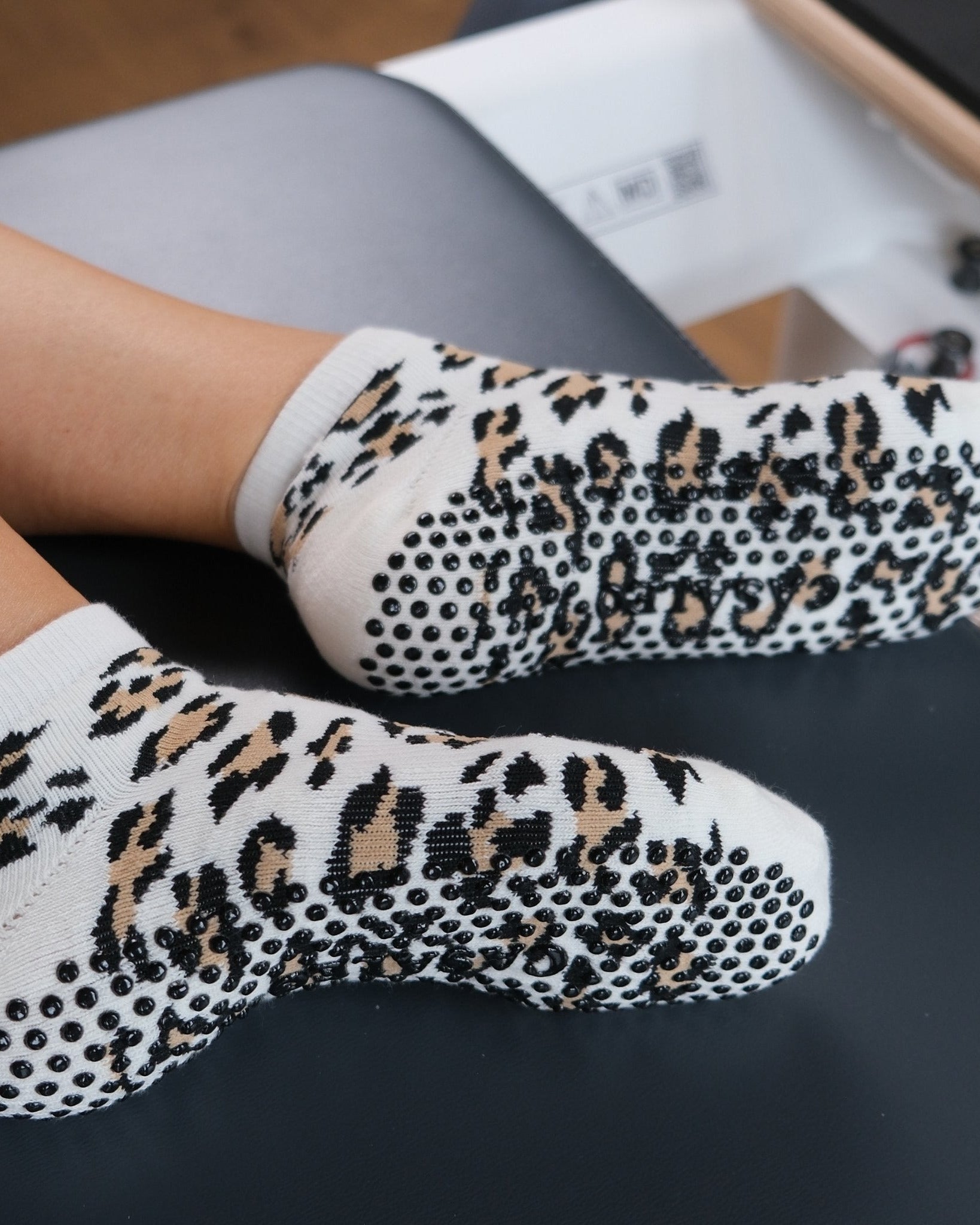 Kurze CASALEO Grip Socken mit Leo Muster auf dem Reformer von unten