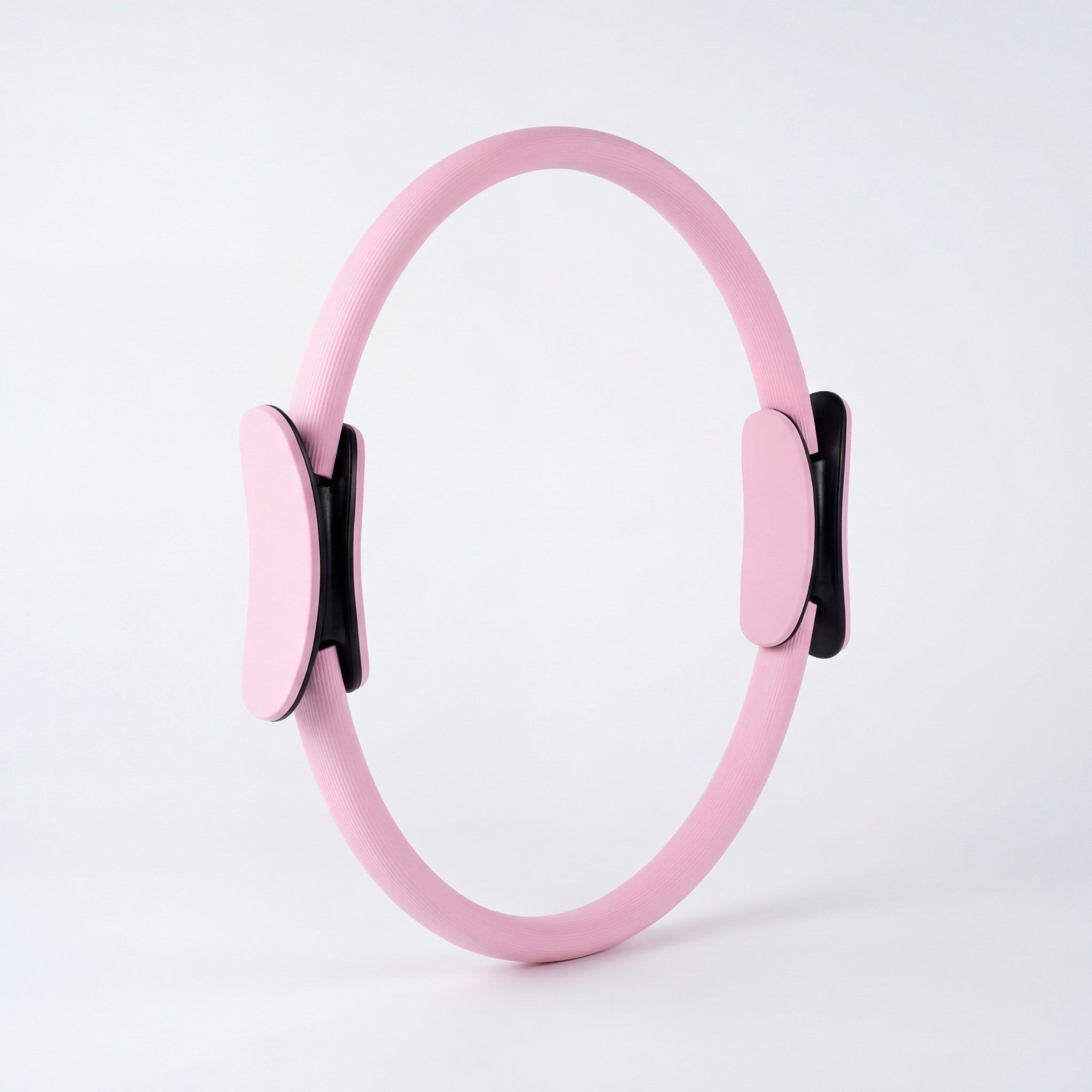 Pilates Ring von CASALEO in Pink von der Seite im Studio