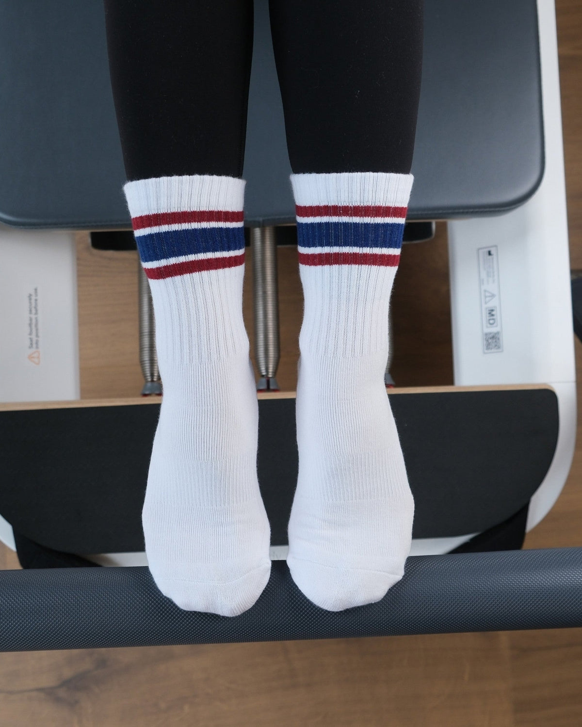 Weiße casaleo Grip Socken mit Streifen auf dem Reformer von oben