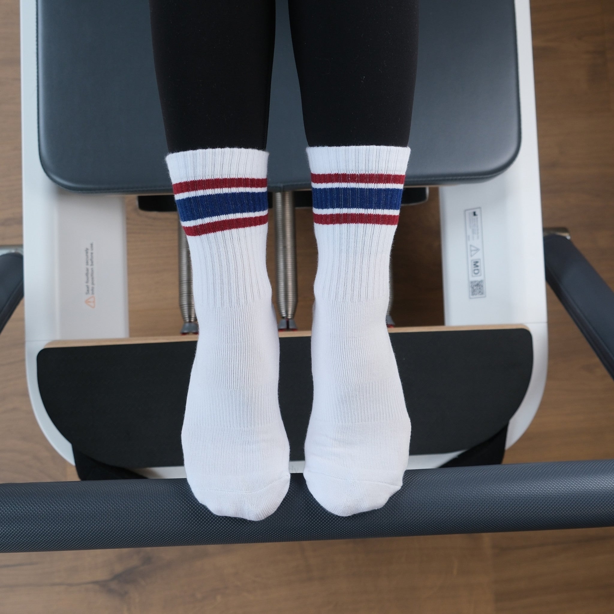 Weiße CASALEO Grip Socken mit Streifen auf dem Reformer von oben