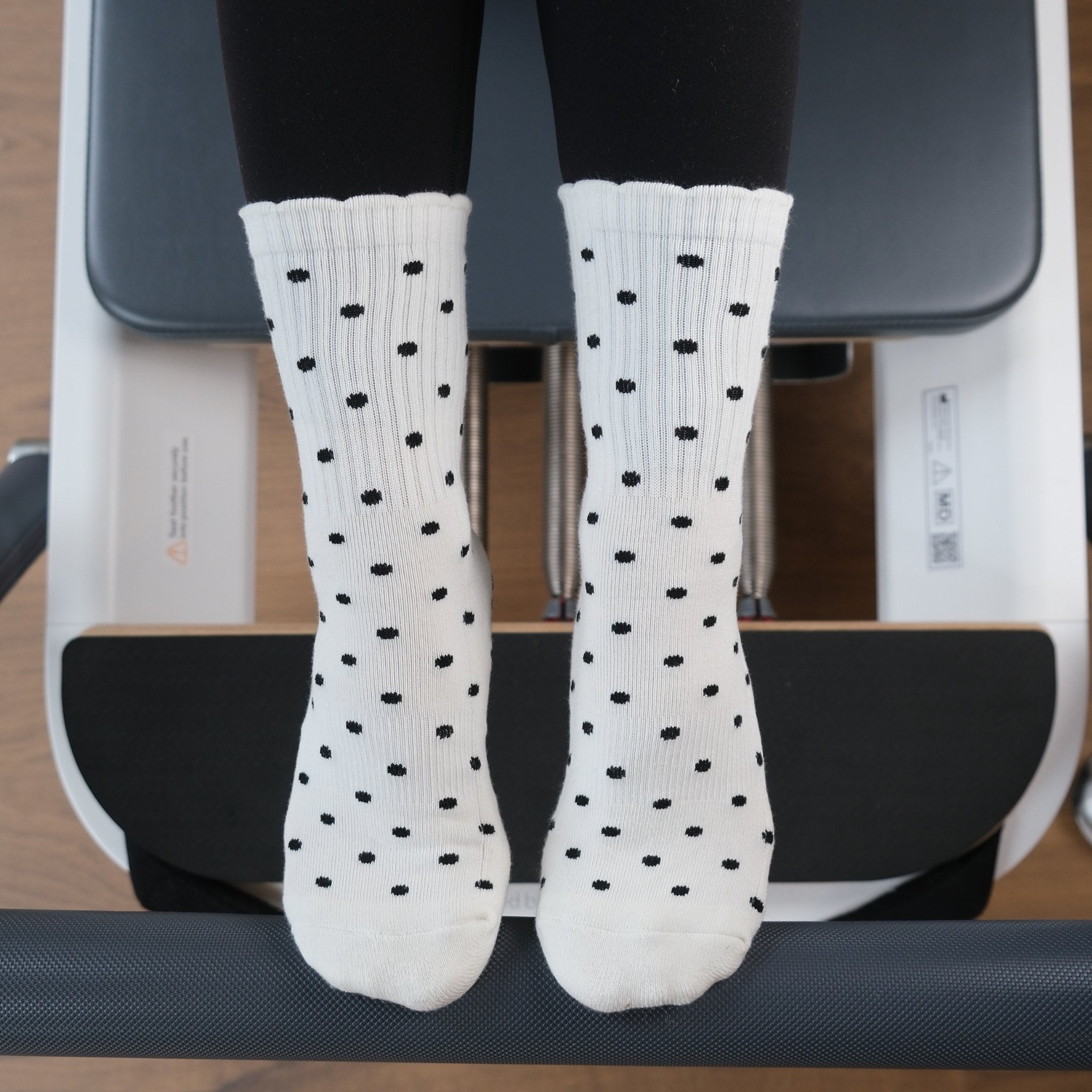 CASALEO Grip Socken mit Polkadot Muster auf dem Reformer von oben