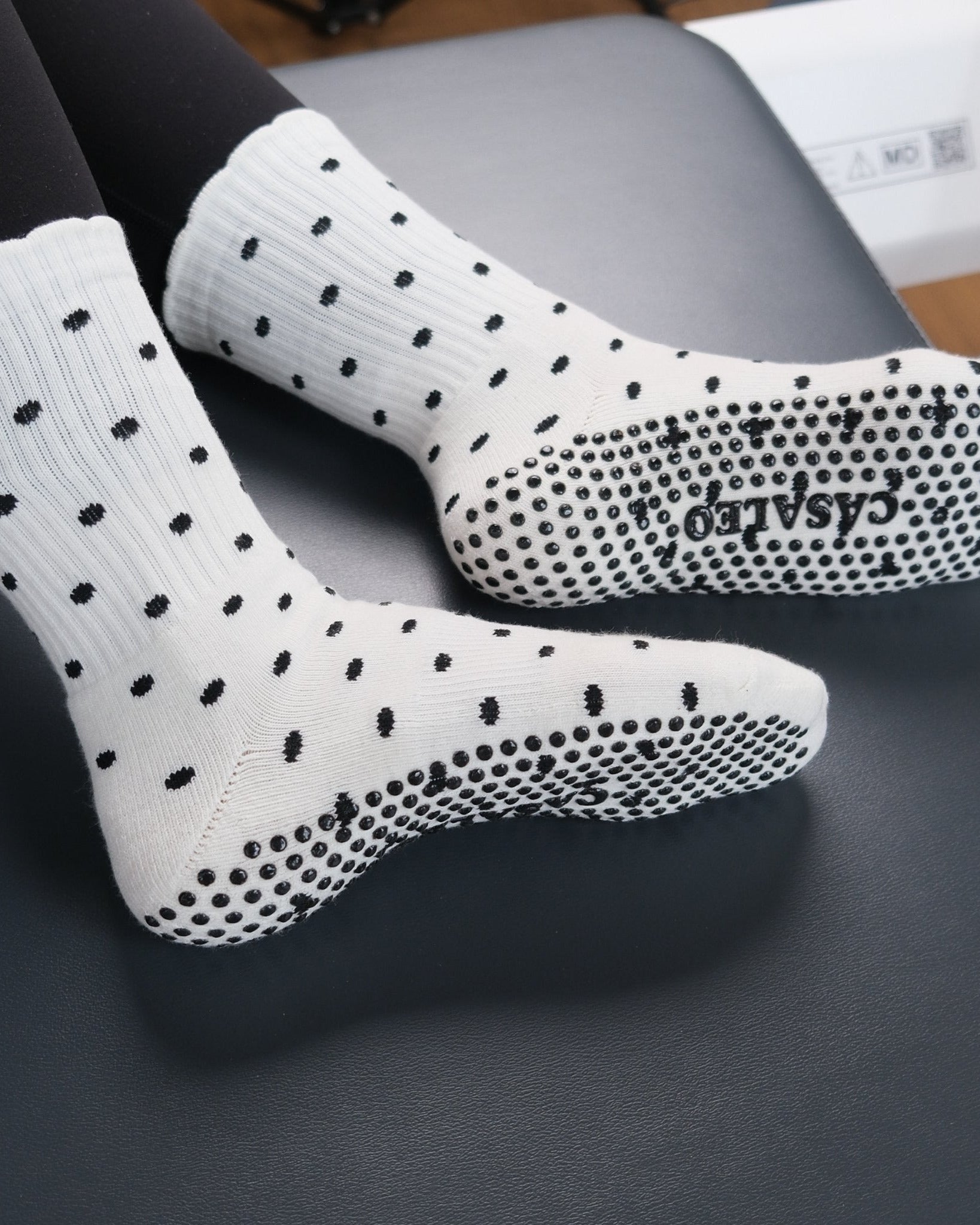 CASALEO Grip Socken mit Polkadot Muster auf dem Reformer von unten
