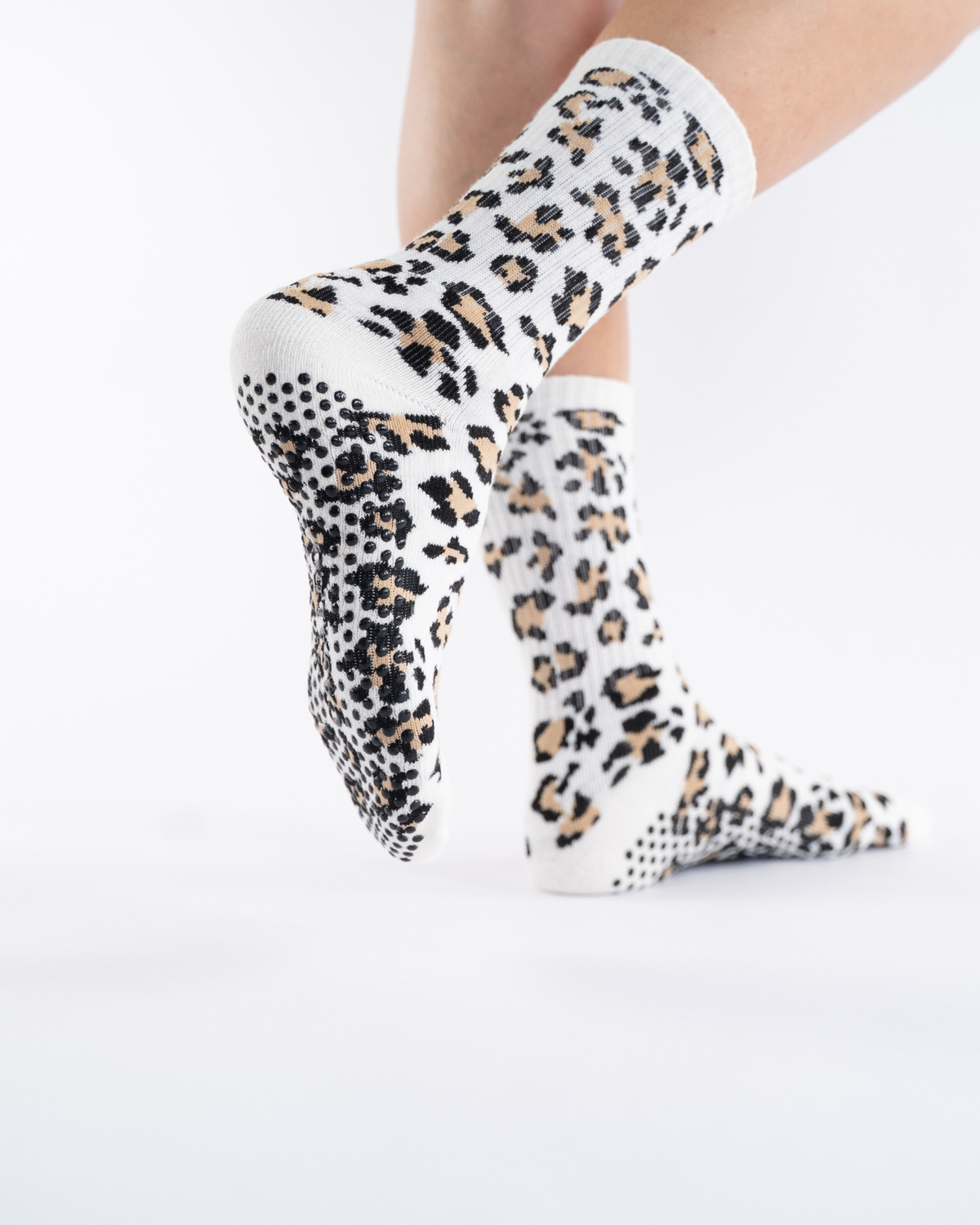casaleo Grip Socken mit Leoparden Muster von hinten